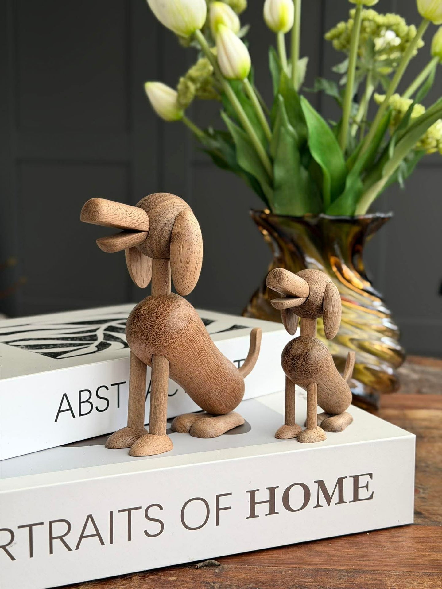 Sittande Hund Amber/Brun - Flera storlekar