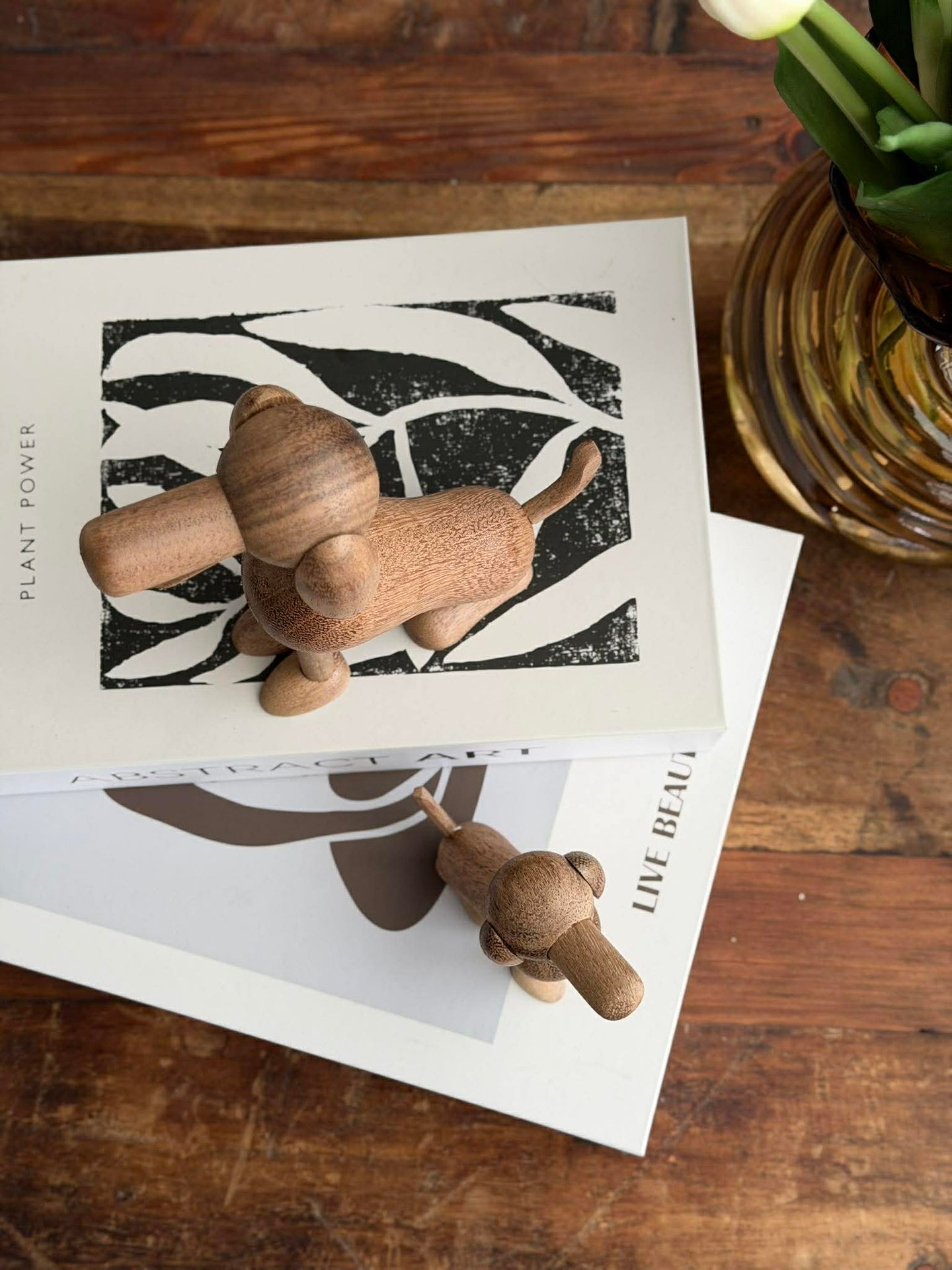 Sittande Hund Amber/Brun - Flera storlekar