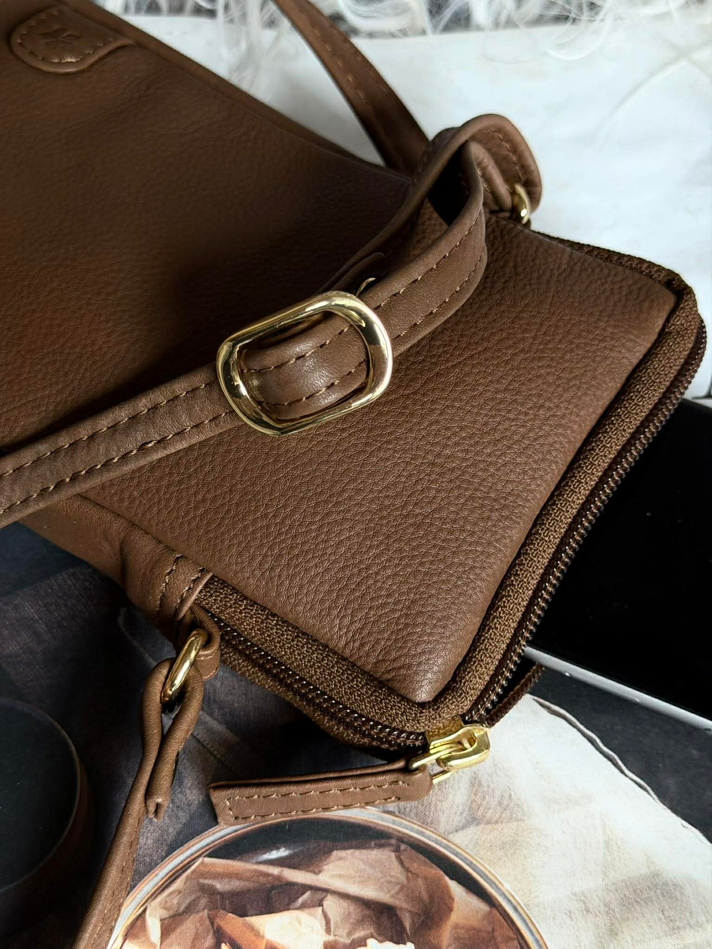 Mobilväska Misse - Coffee / gold