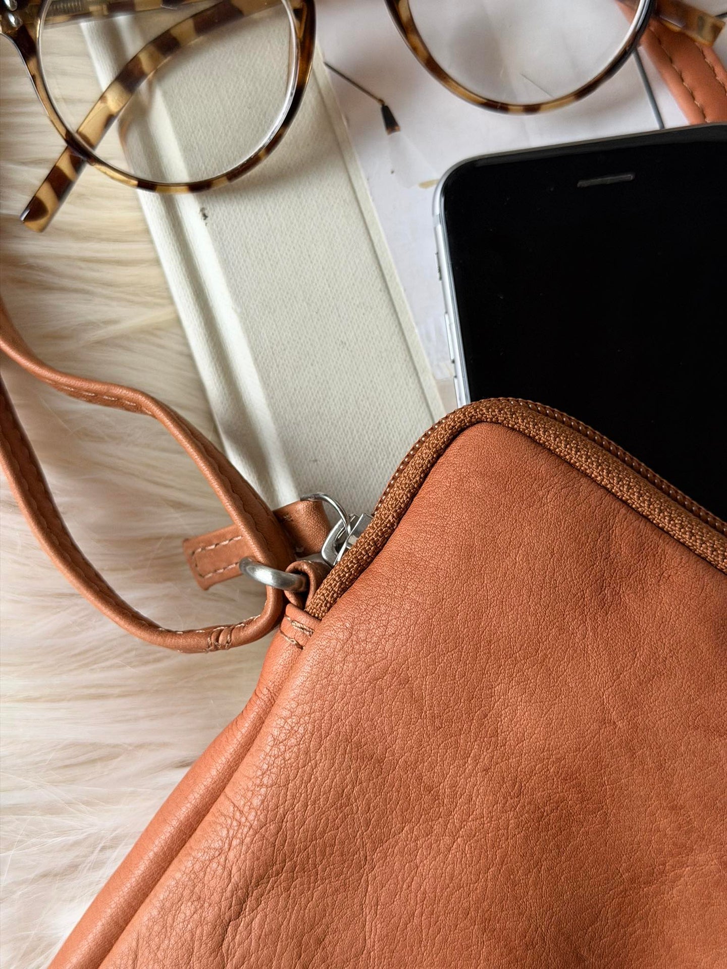 Mobilväska Misse - Cognac / silver