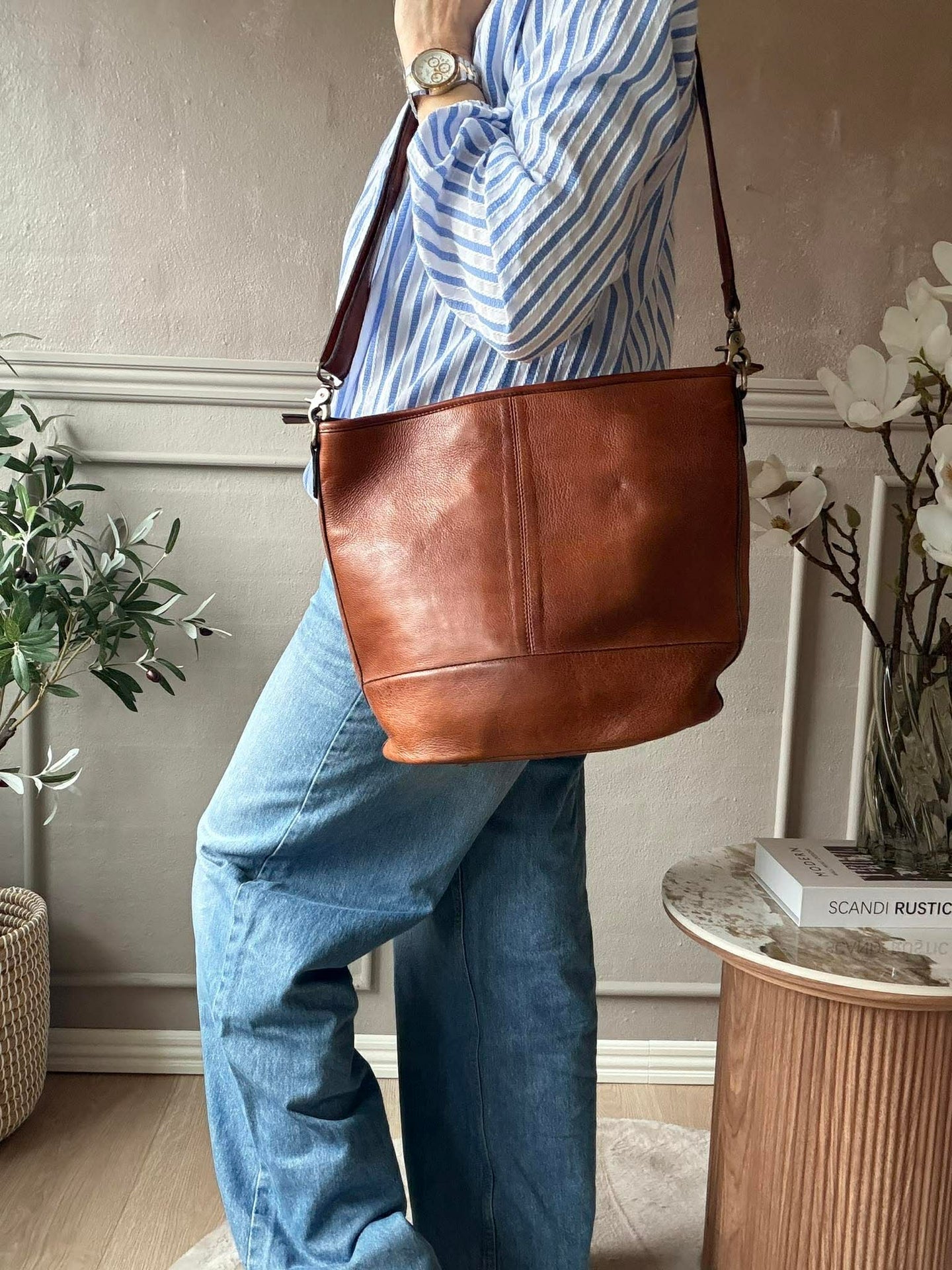 Axelväska Nomi walnut