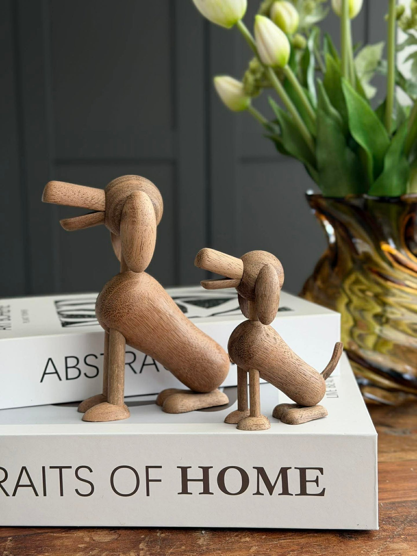 Sittande Hund Amber/Brun - Flera storlekar