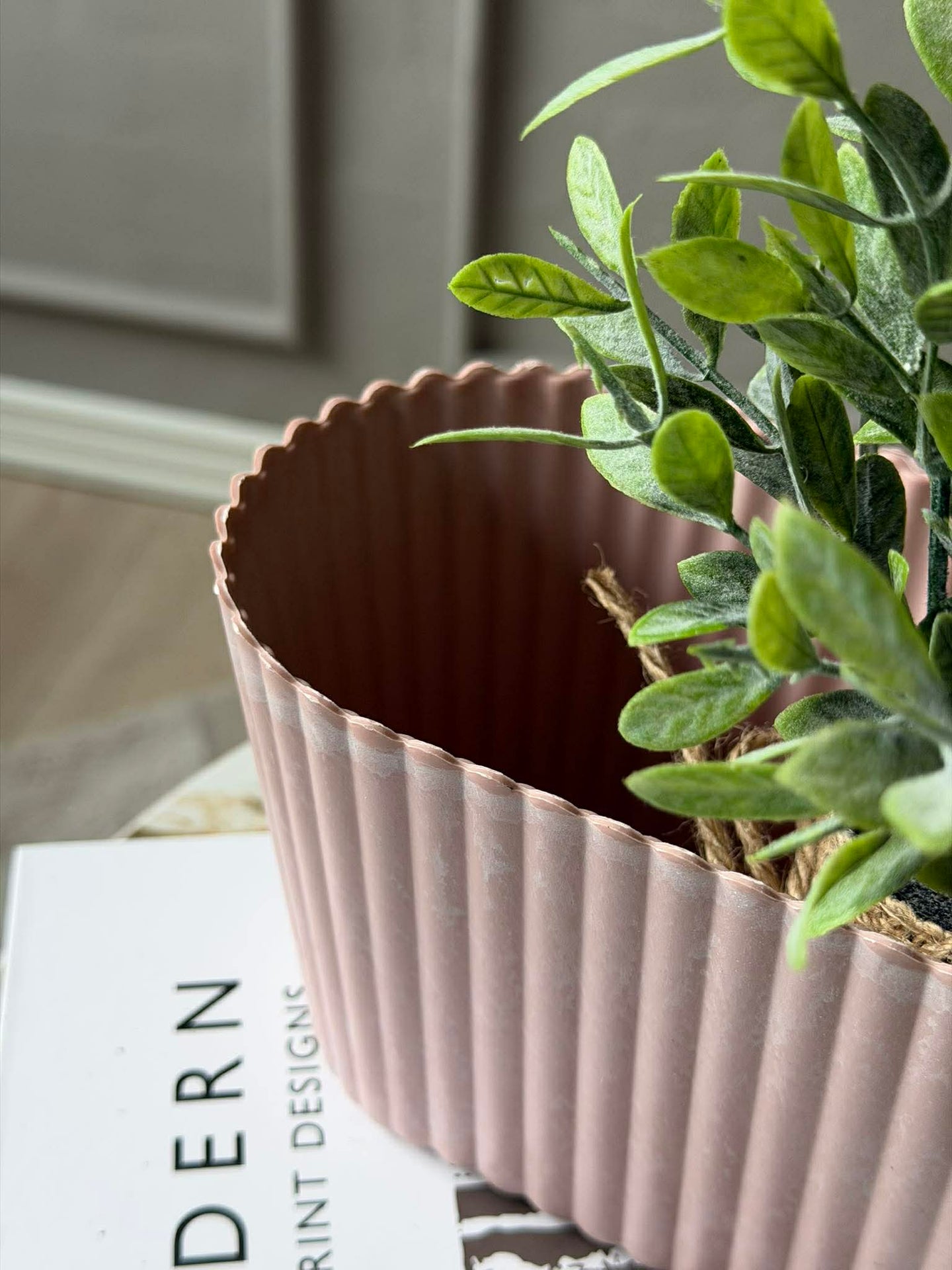 Avlång kruka i betonglook - Rosa