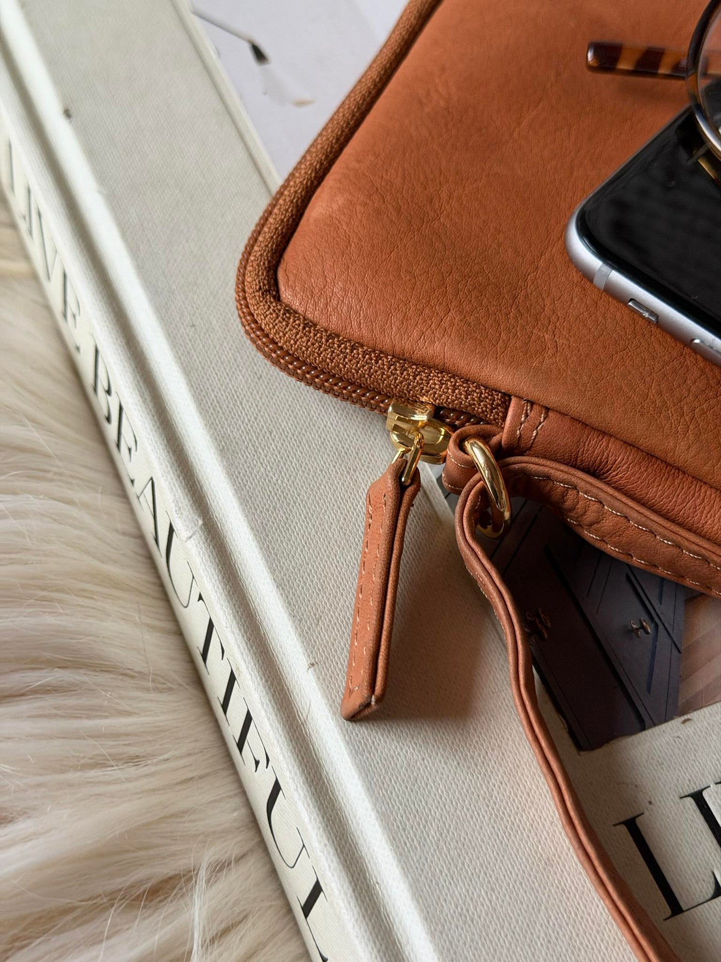 Mobilväska Misse - Cognac / gold