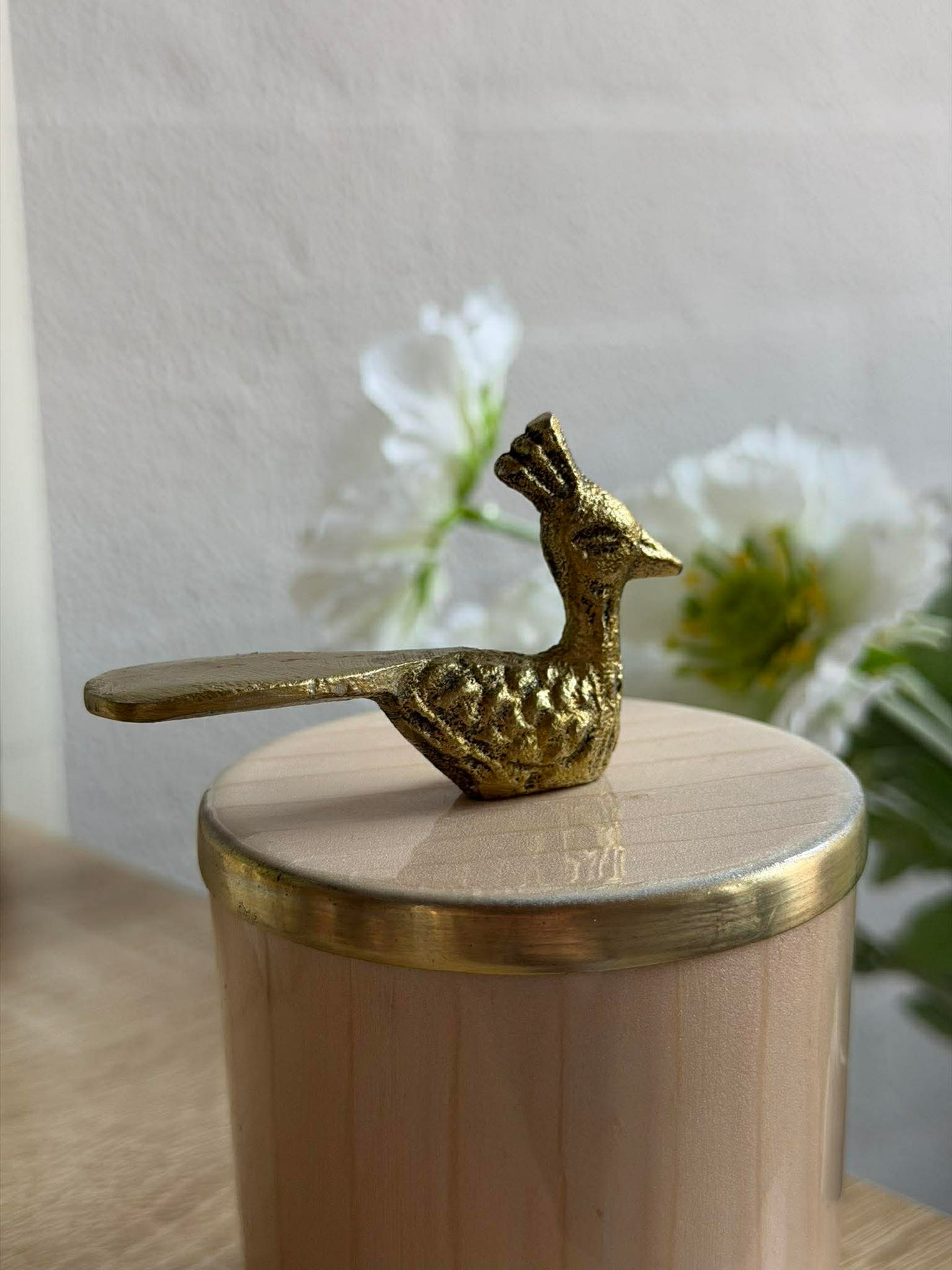 Kruka med lock – Beige med fågel i guld
