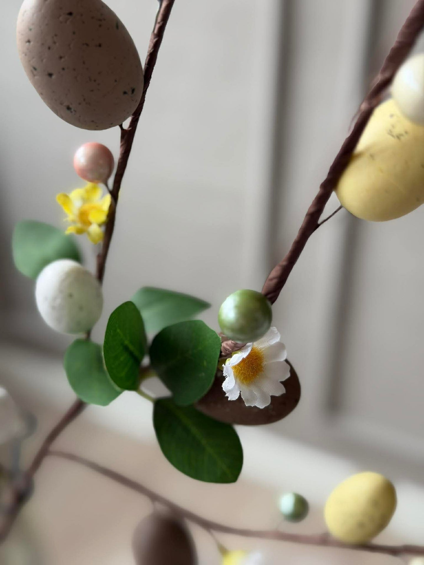 Gren med påskägg 65 cm - neutrala färger