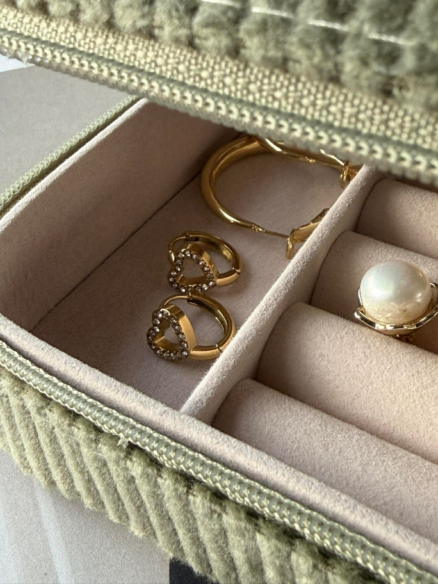 Örhängen VIELLA - förgyllda och besatta med zirkoner