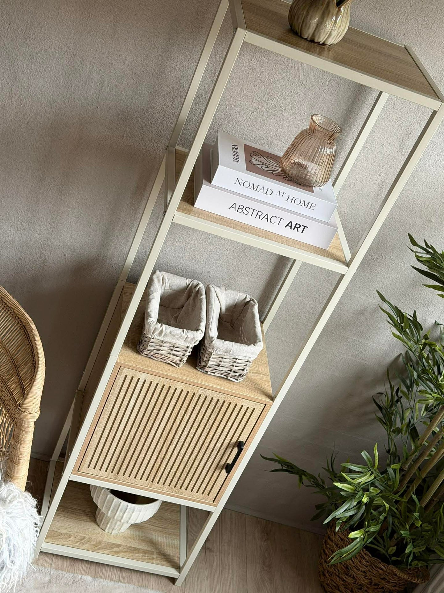 Hylla med hyllplan och skåp - Off white