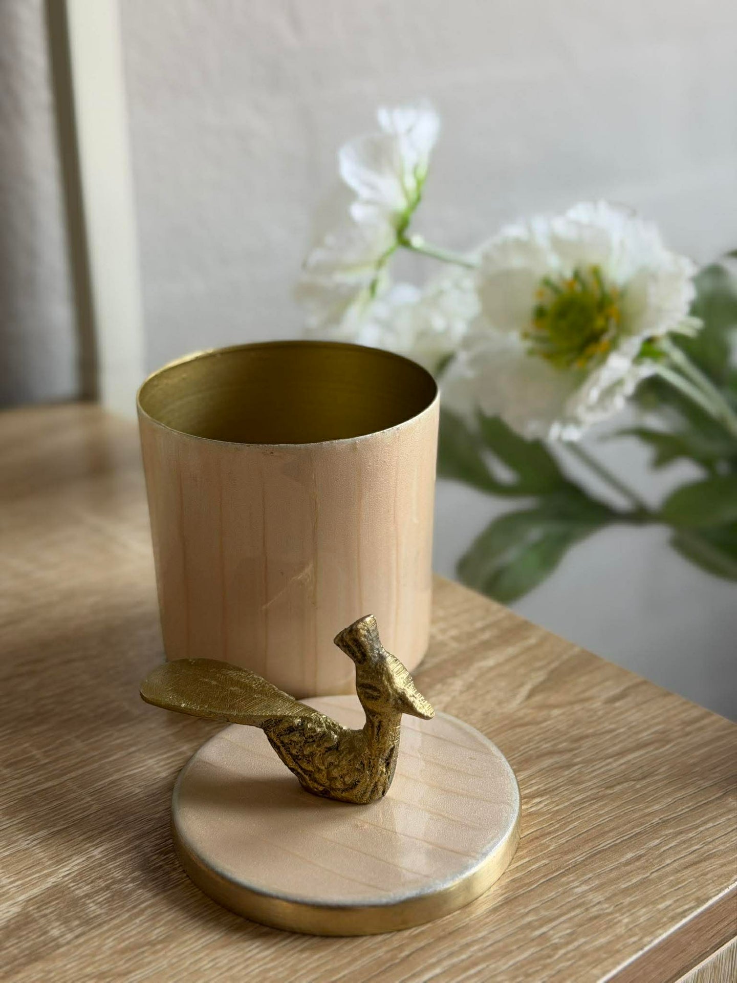 Kruka med lock – Beige med fågel i guld