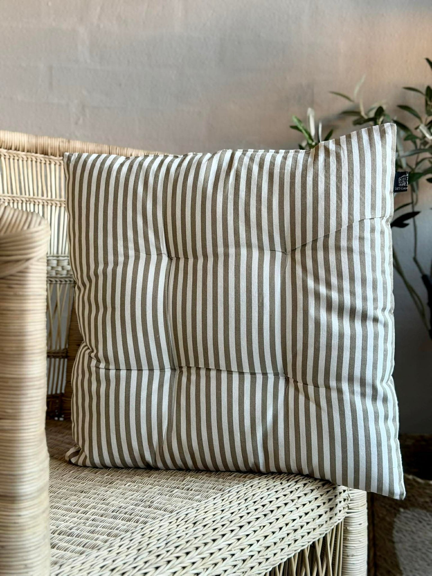 Stolsdyna med fyllning - Beige ränder 40x40cm