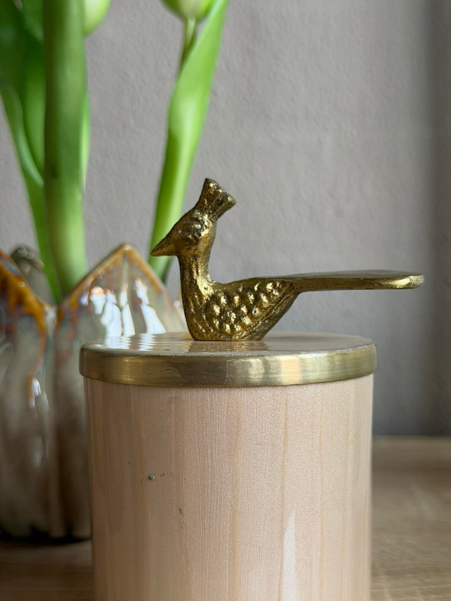Kruka med lock – Beige med fågel i guld