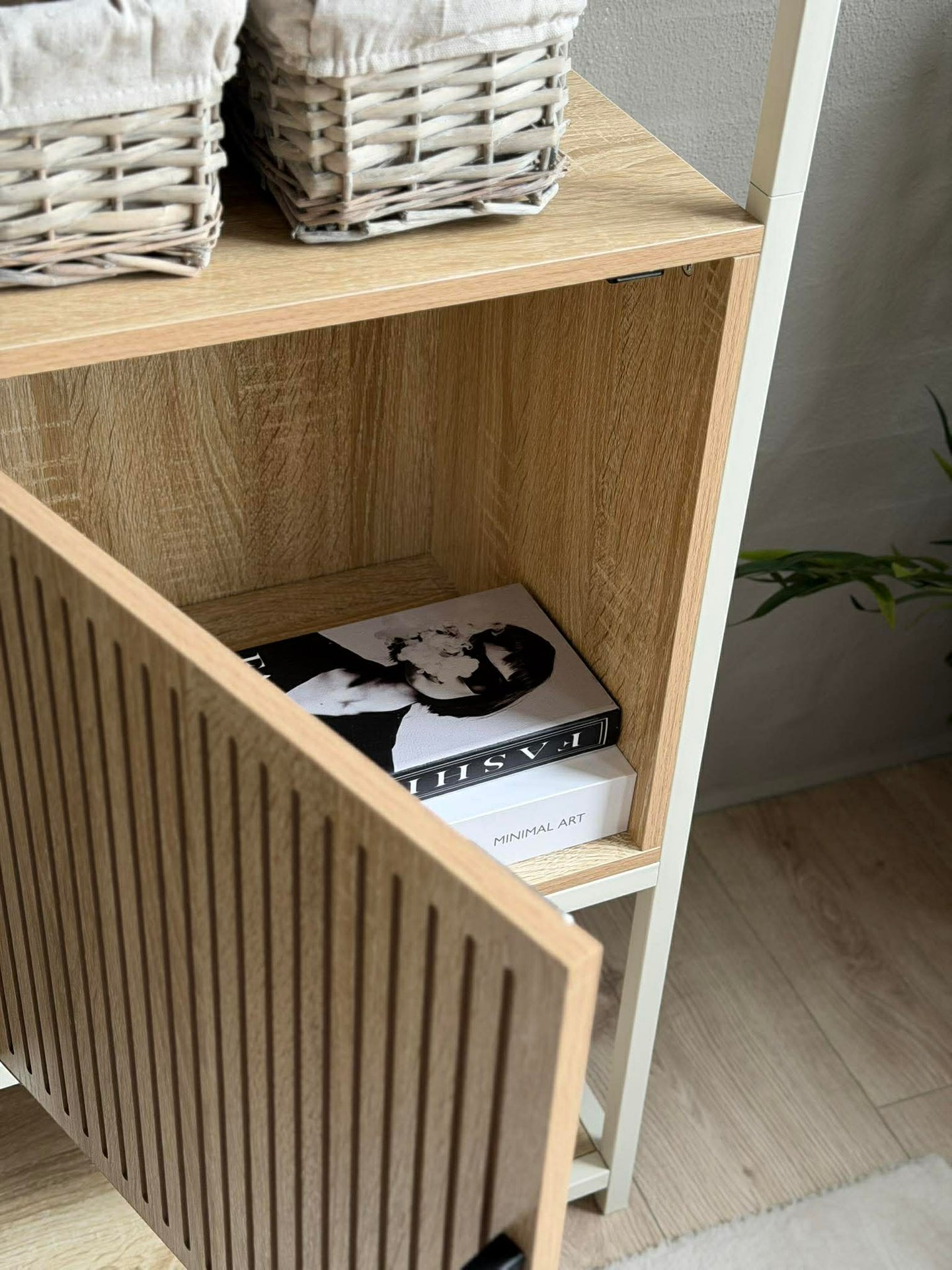 Hylla med hyllplan och skåp - Off white
