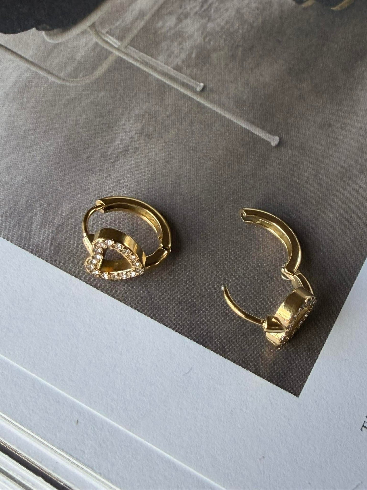 Örhängen VIELLA - förgyllda och besatta med zirkoner