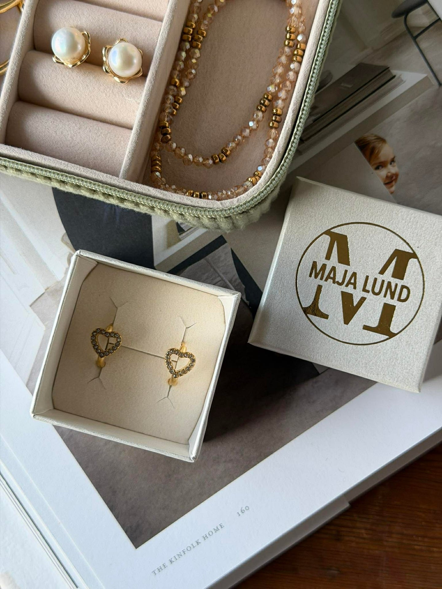 Örhängen VIELLA - förgyllda och besatta med zirkoner