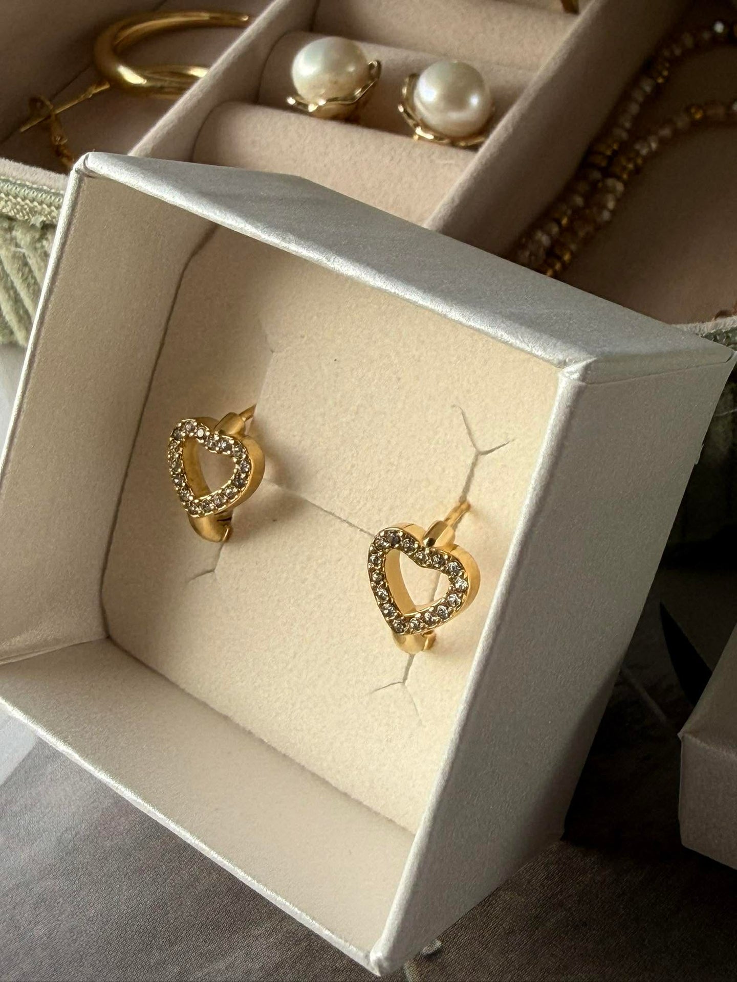 Örhängen VIELLA - förgyllda och besatta med zirkoner