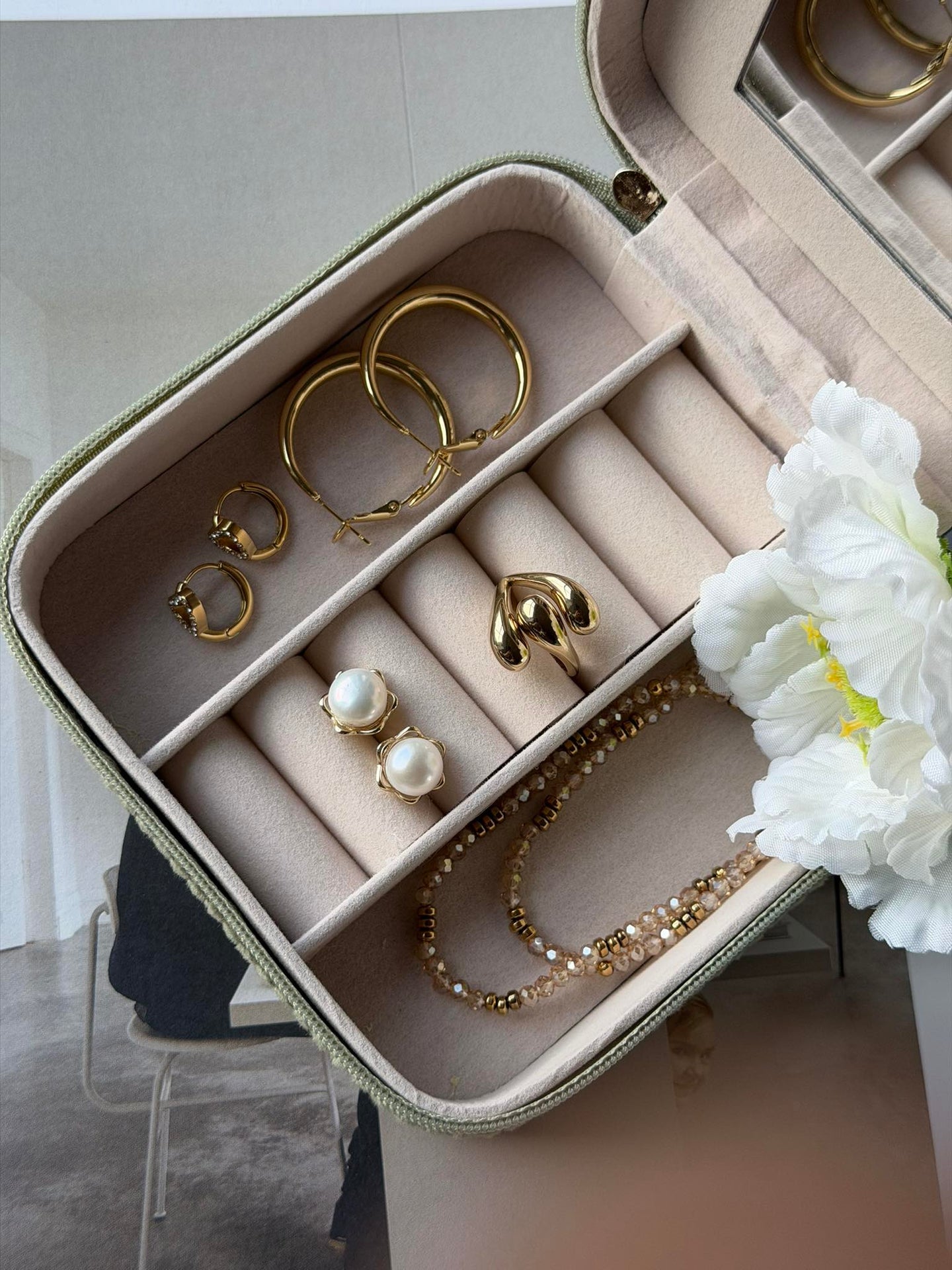 Örhängen VIELLA - förgyllda och besatta med zirkoner