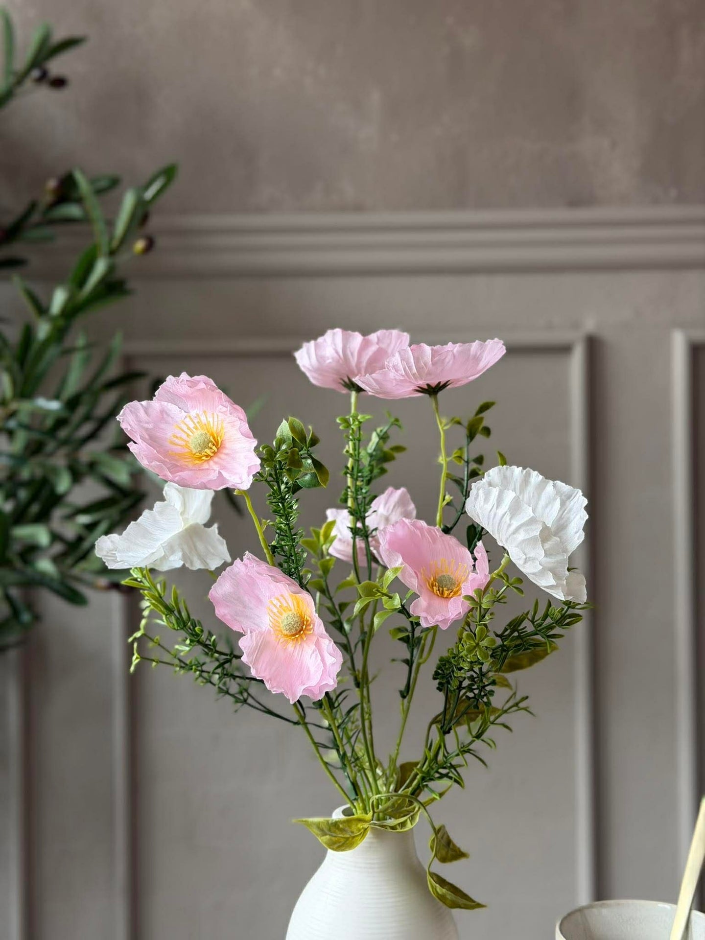 Blommor i vit vas - Flera färger