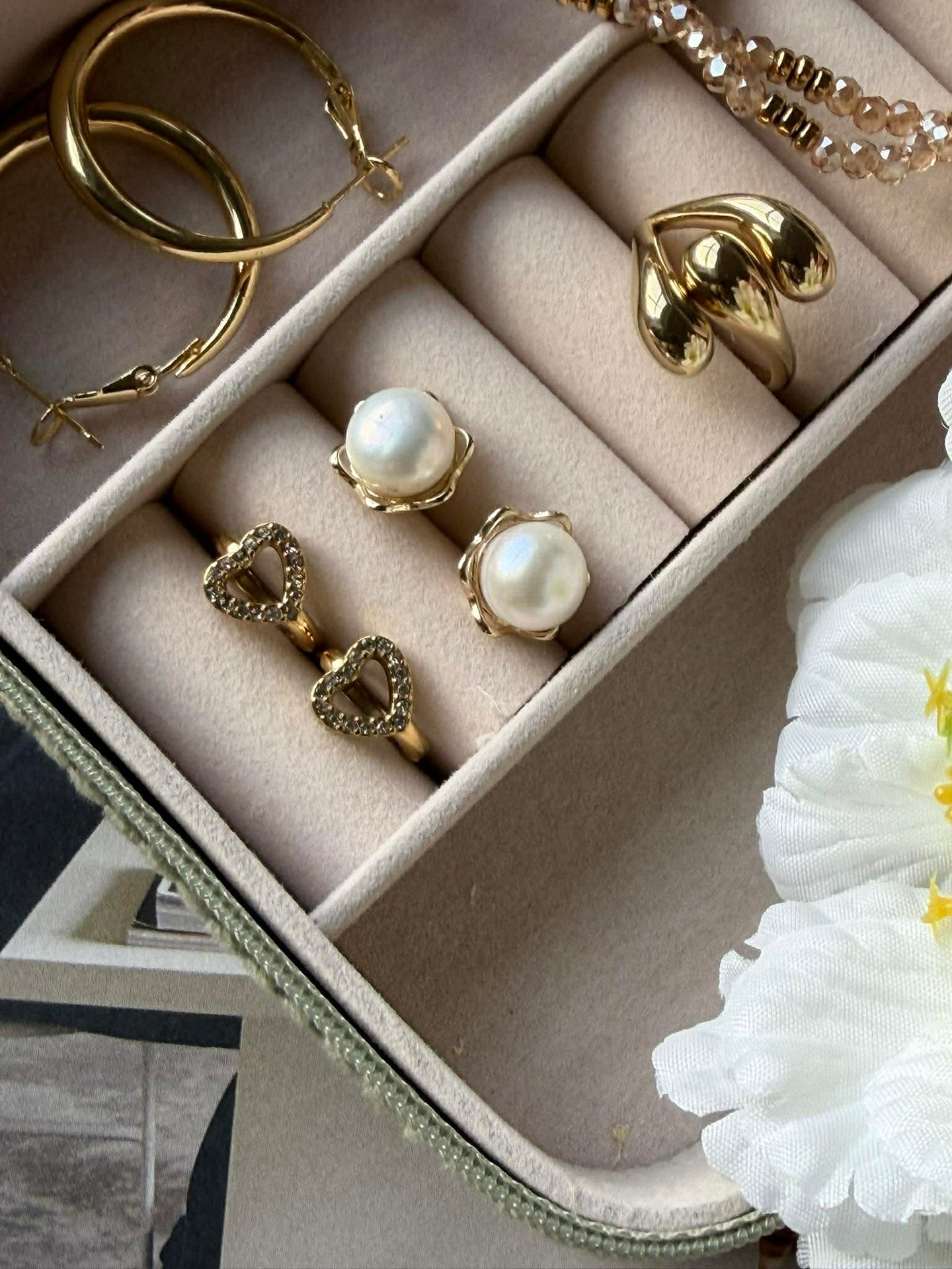 Örhängen VIELLA - förgyllda och besatta med zirkoner