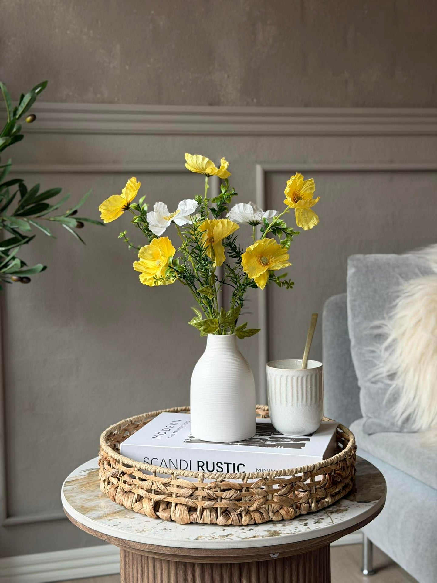 Blommor i vit vas - Flera färger