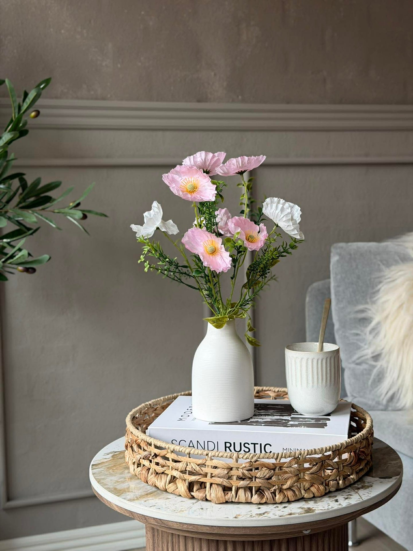 Blommor i vit vas - Flera färger