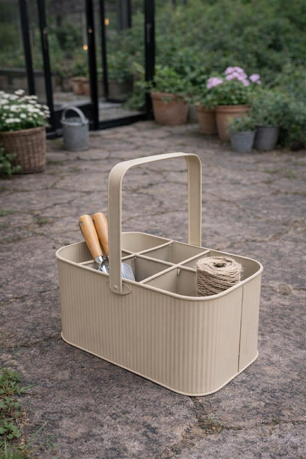 Korg med handtag - beige metall