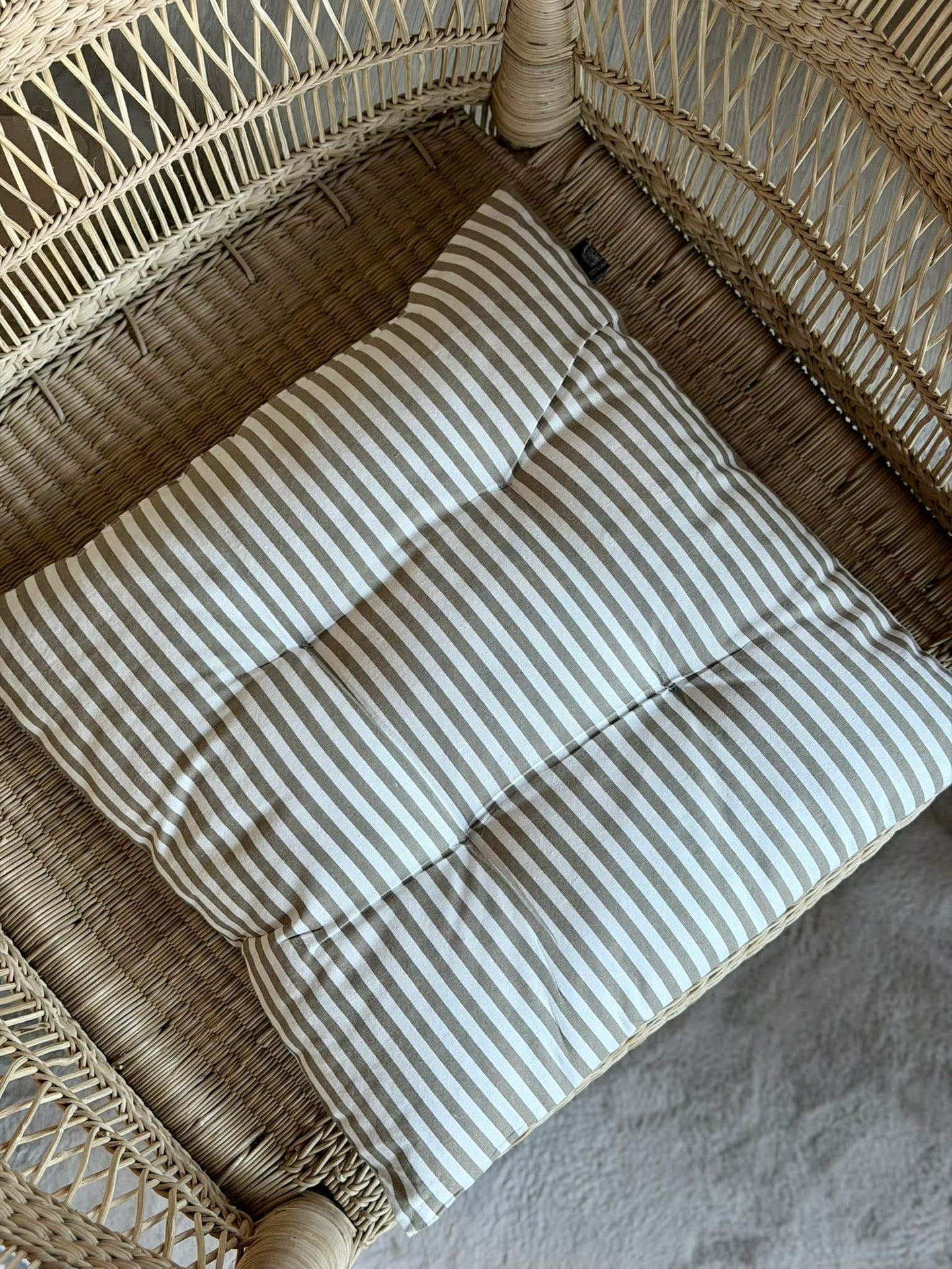 Stolsdyna med fyllning - Beige ränder 40x40cm