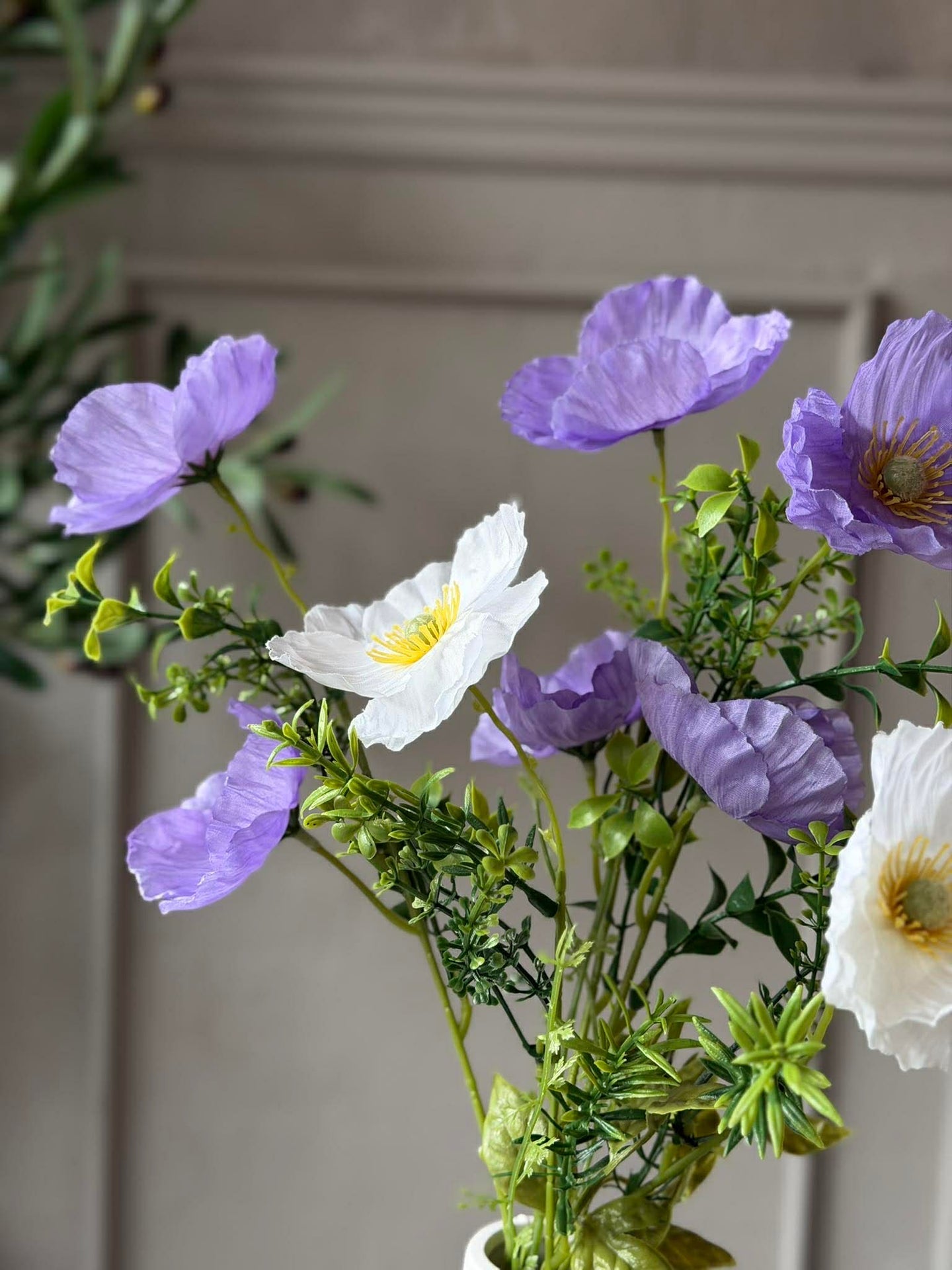 Blommor i vit vas - Flera färger