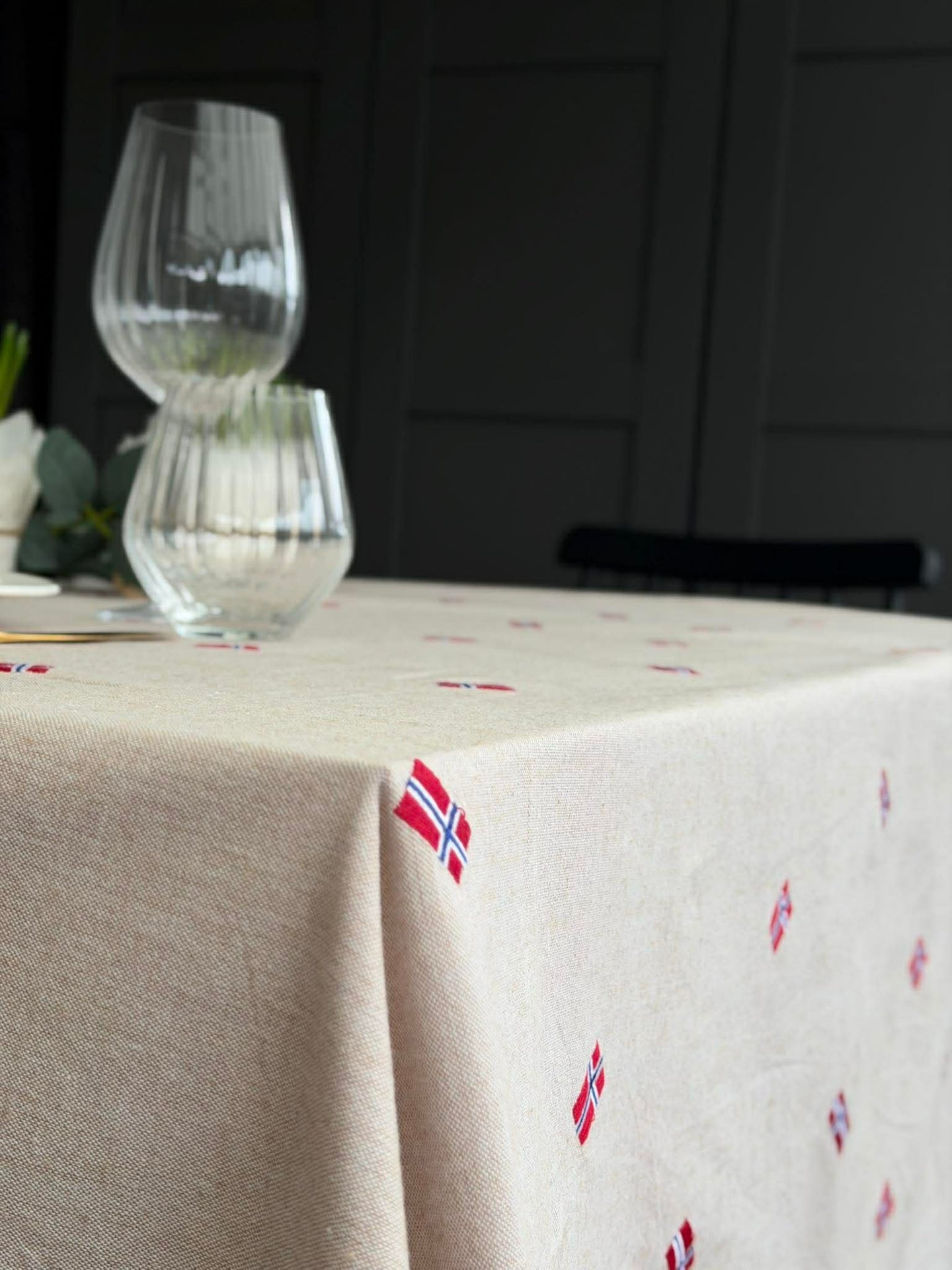 Duk med broderad norsk flagga - Flera storlekar