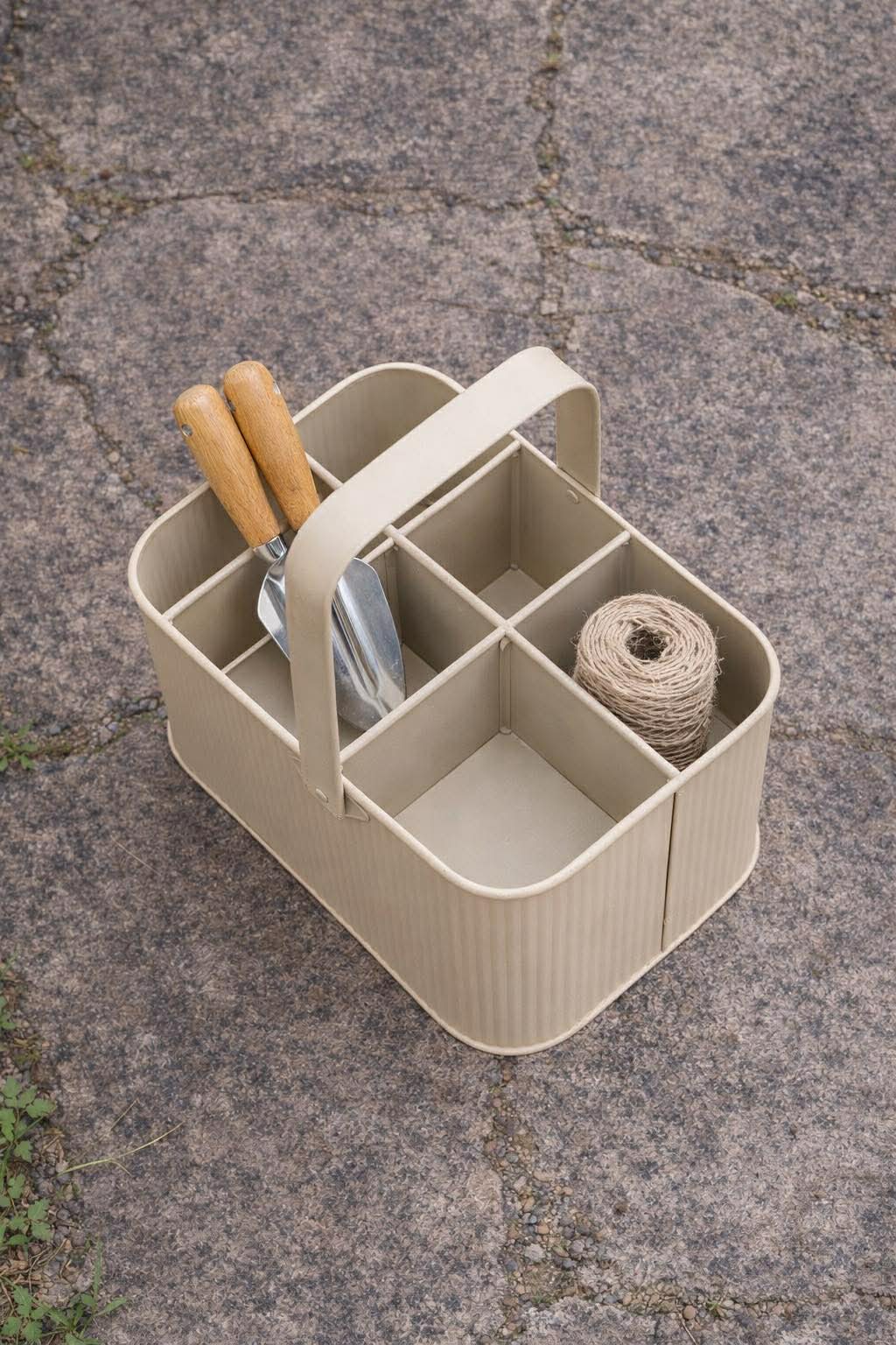 Korg med handtag - beige metall