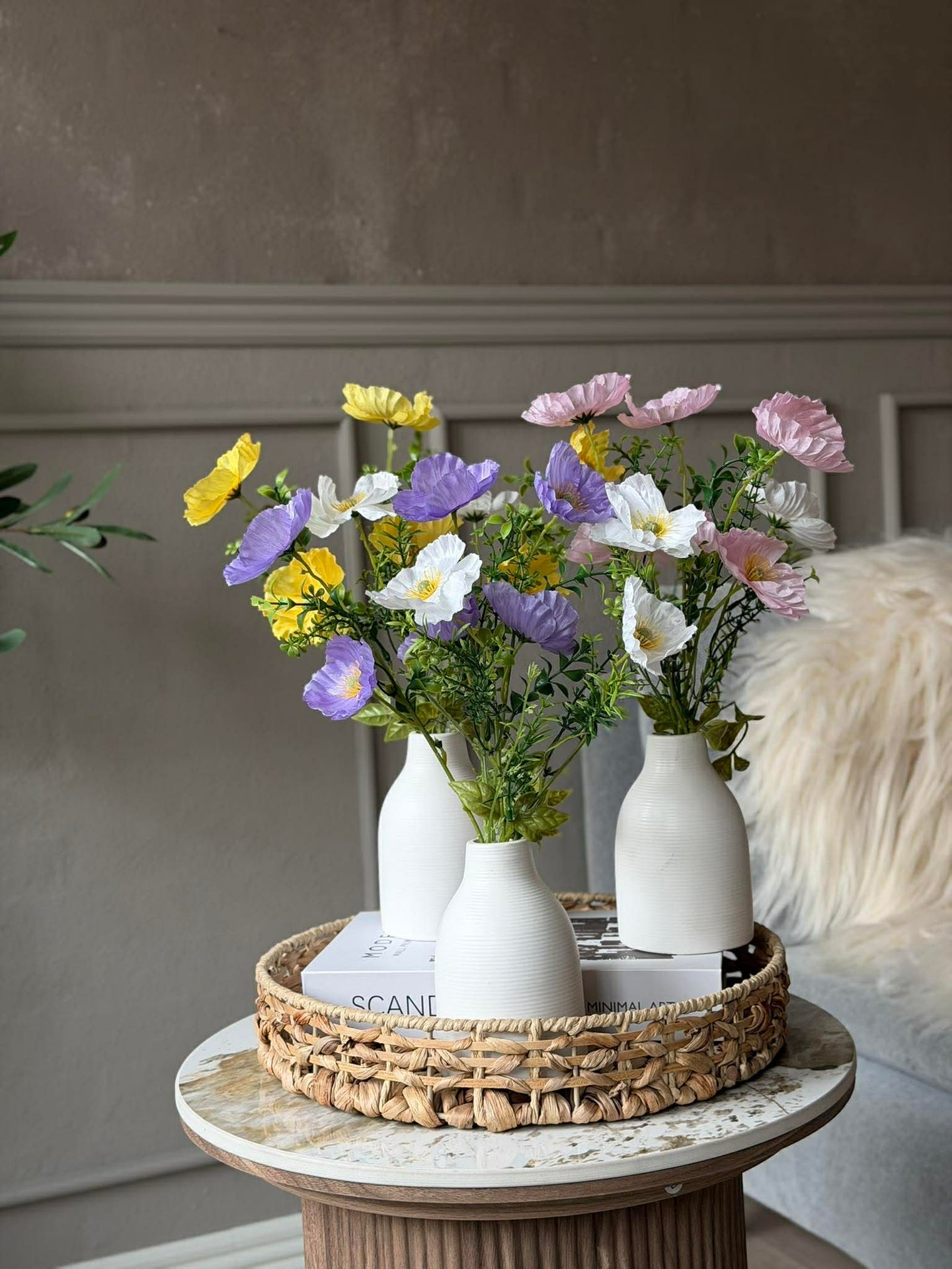 Blommor i vit vas - Flera färger