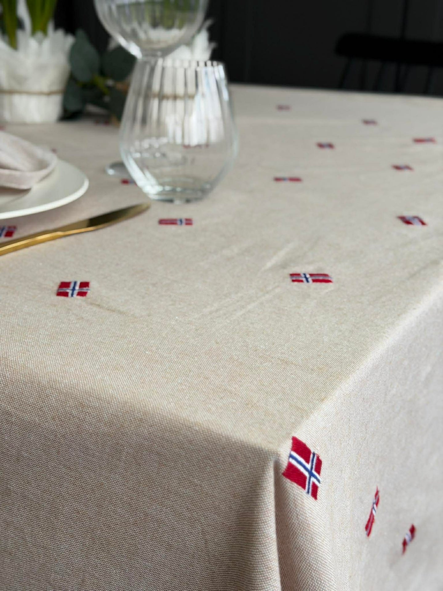 Duk med broderad norsk flagga - Flera storlekar