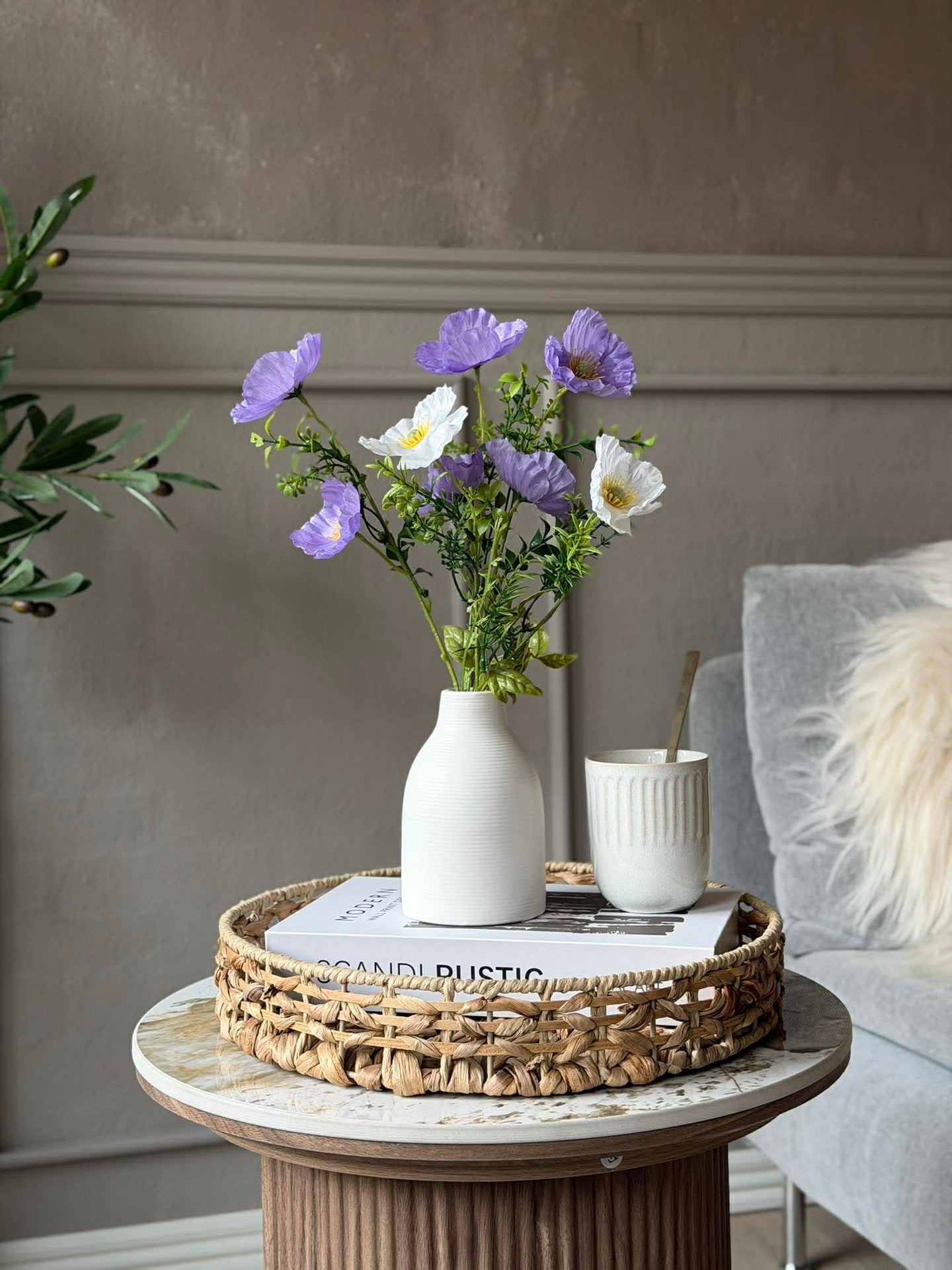 Blommor i vit vas - Flera färger