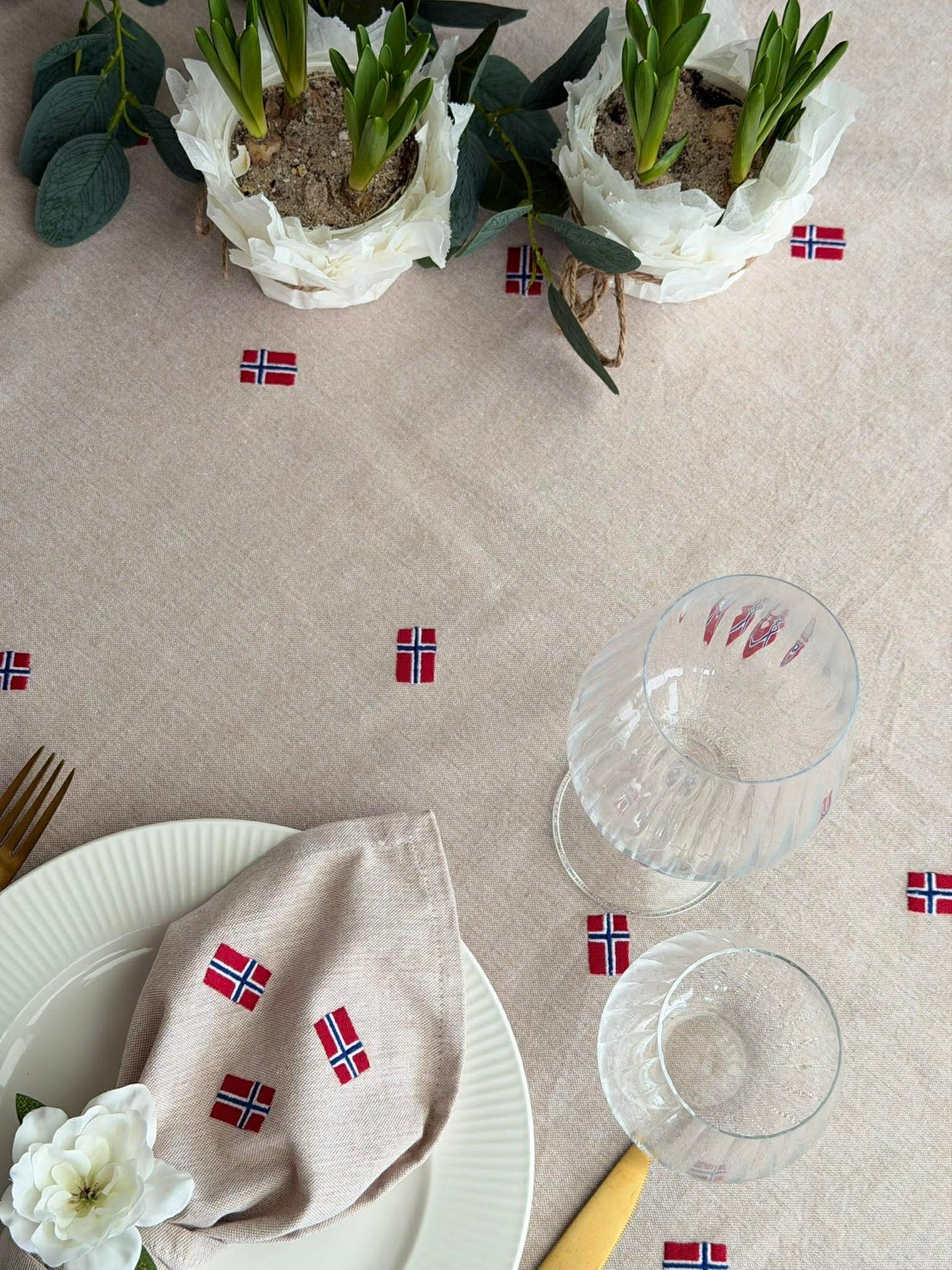Duk med broderad norsk flagga - Flera storlekar