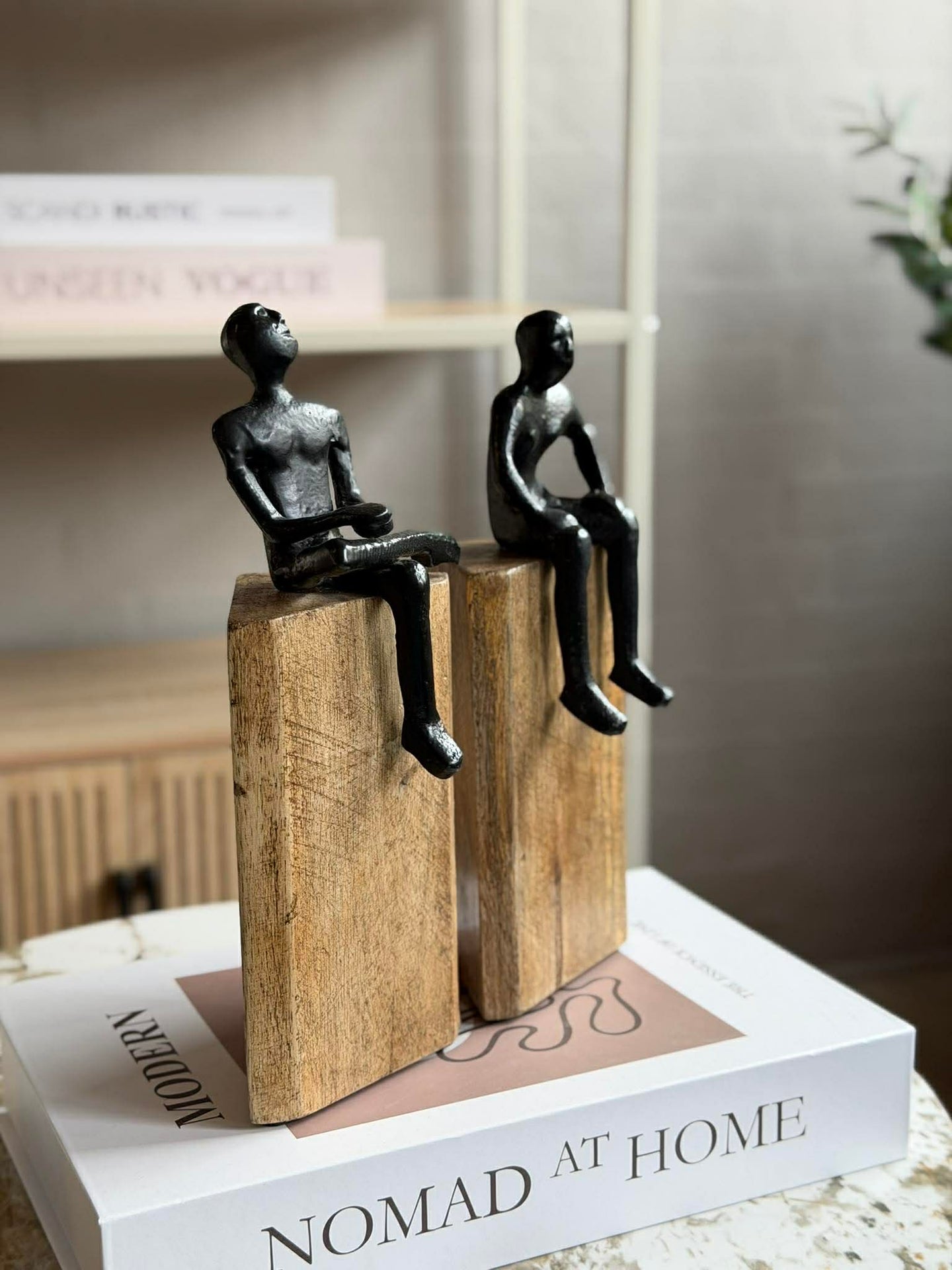 Sittande figur på träblock - MIX