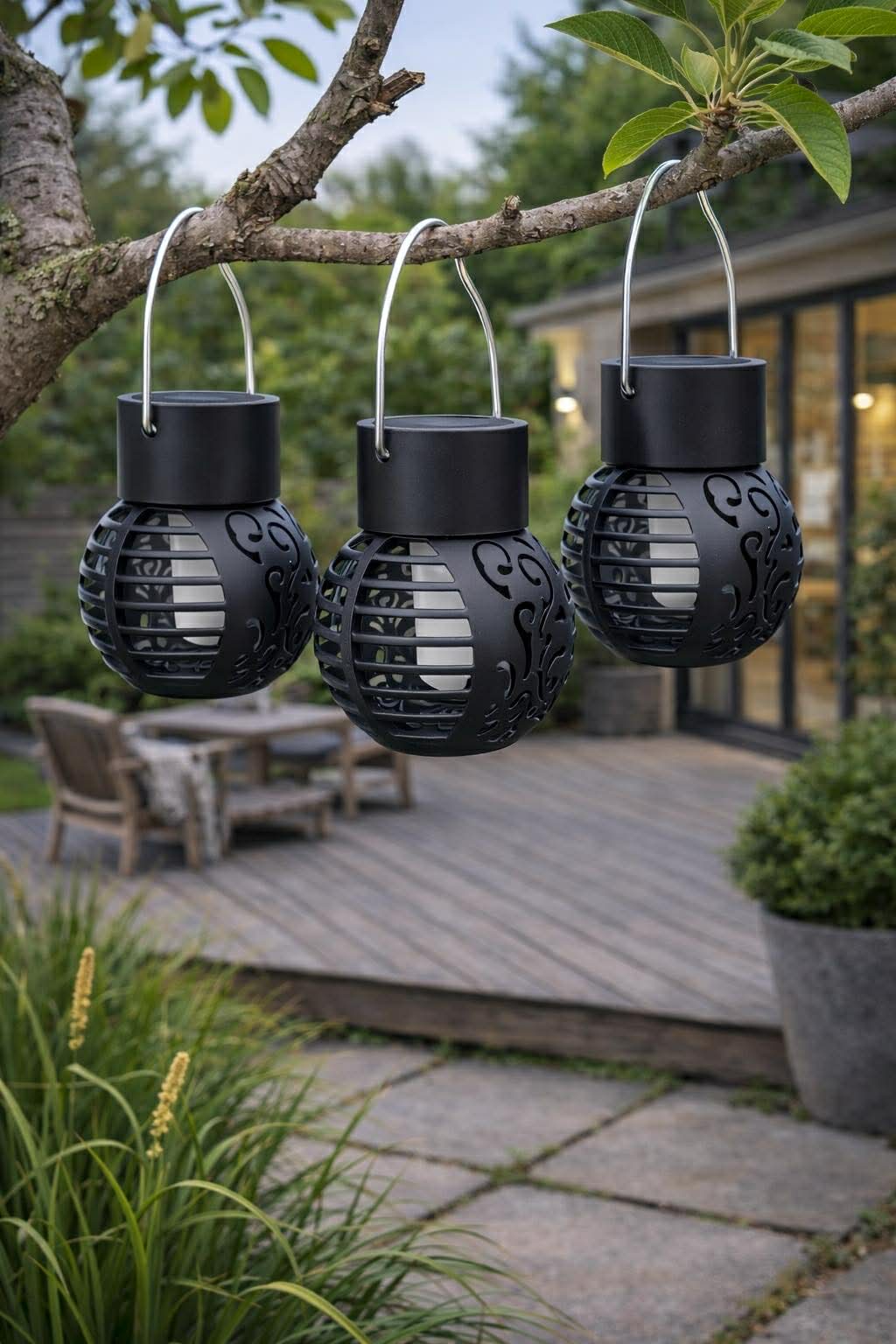 Lykta med solceller - Saga black