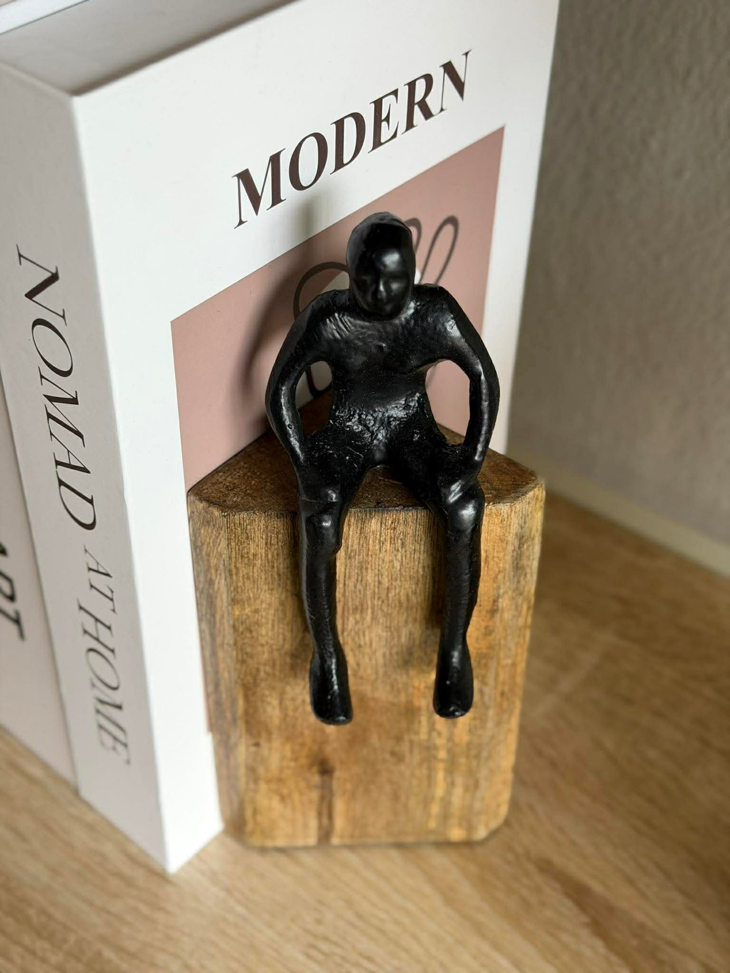 Sittande figur på träblock - MIX
