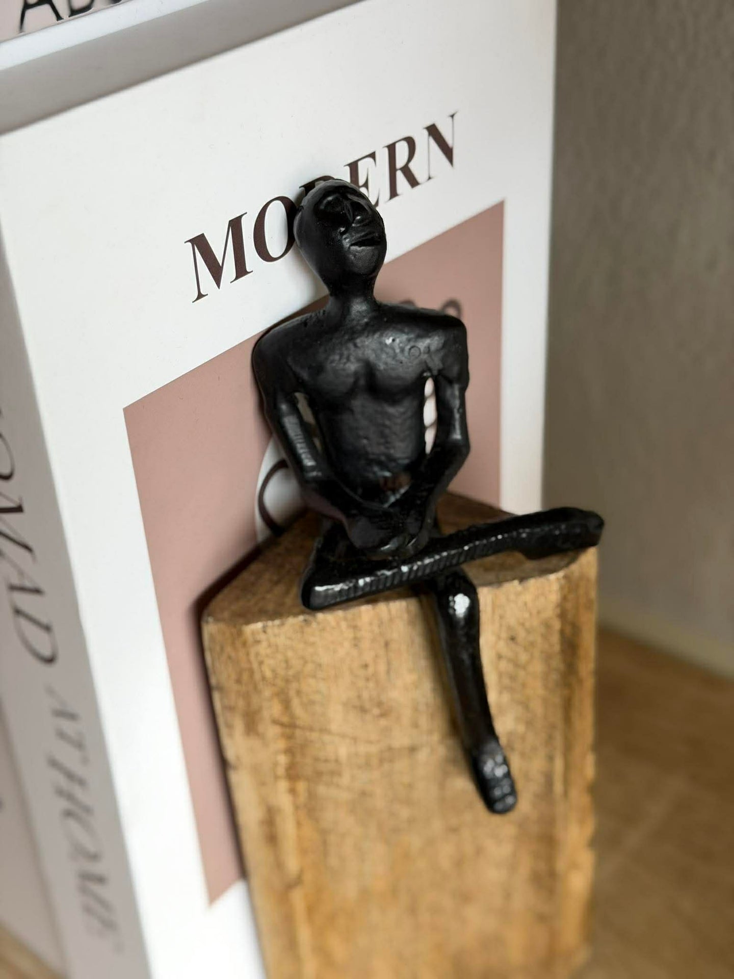 Sittande figur på träblock - MIX
