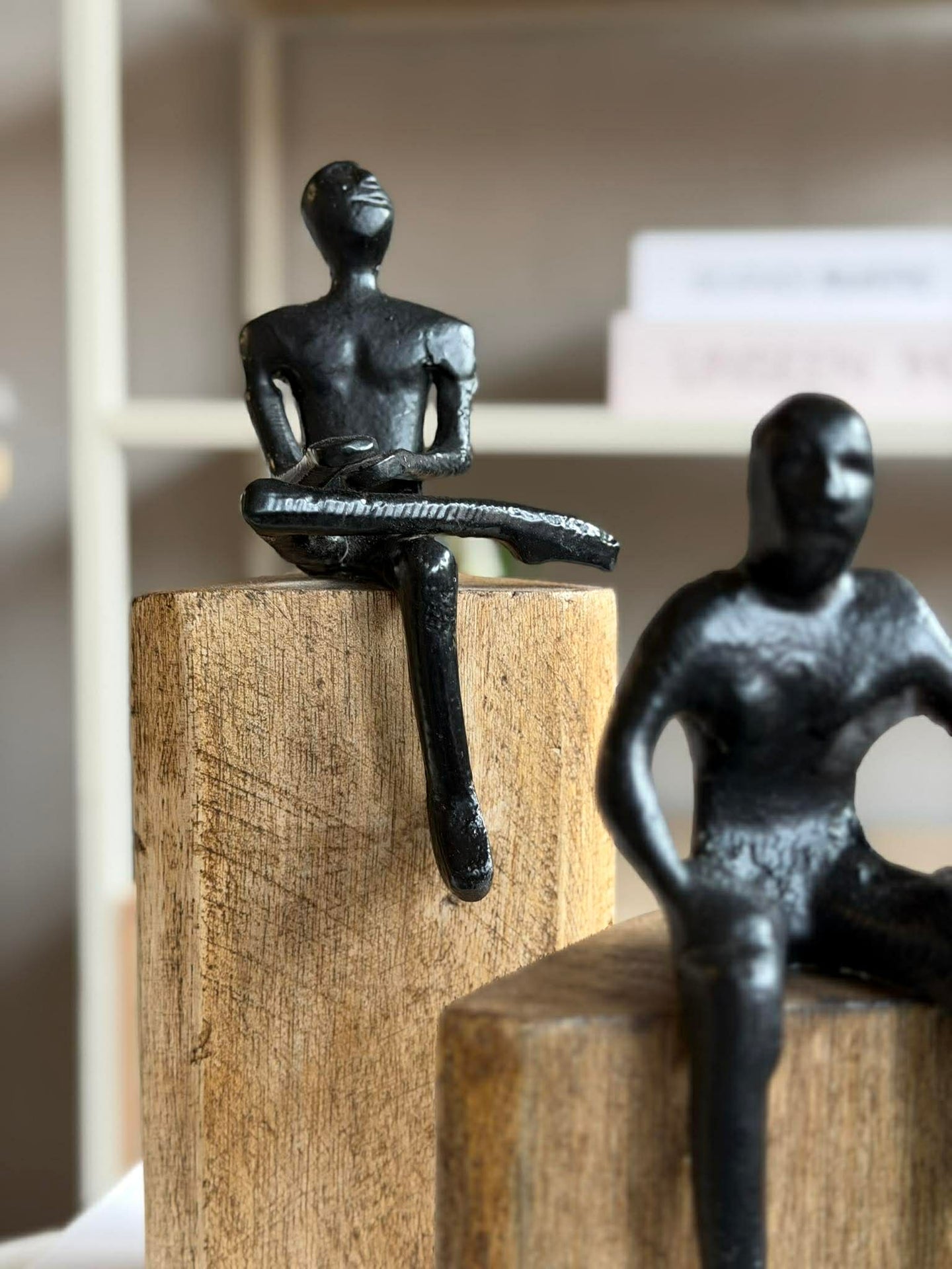 Sittande figur på träblock - MIX