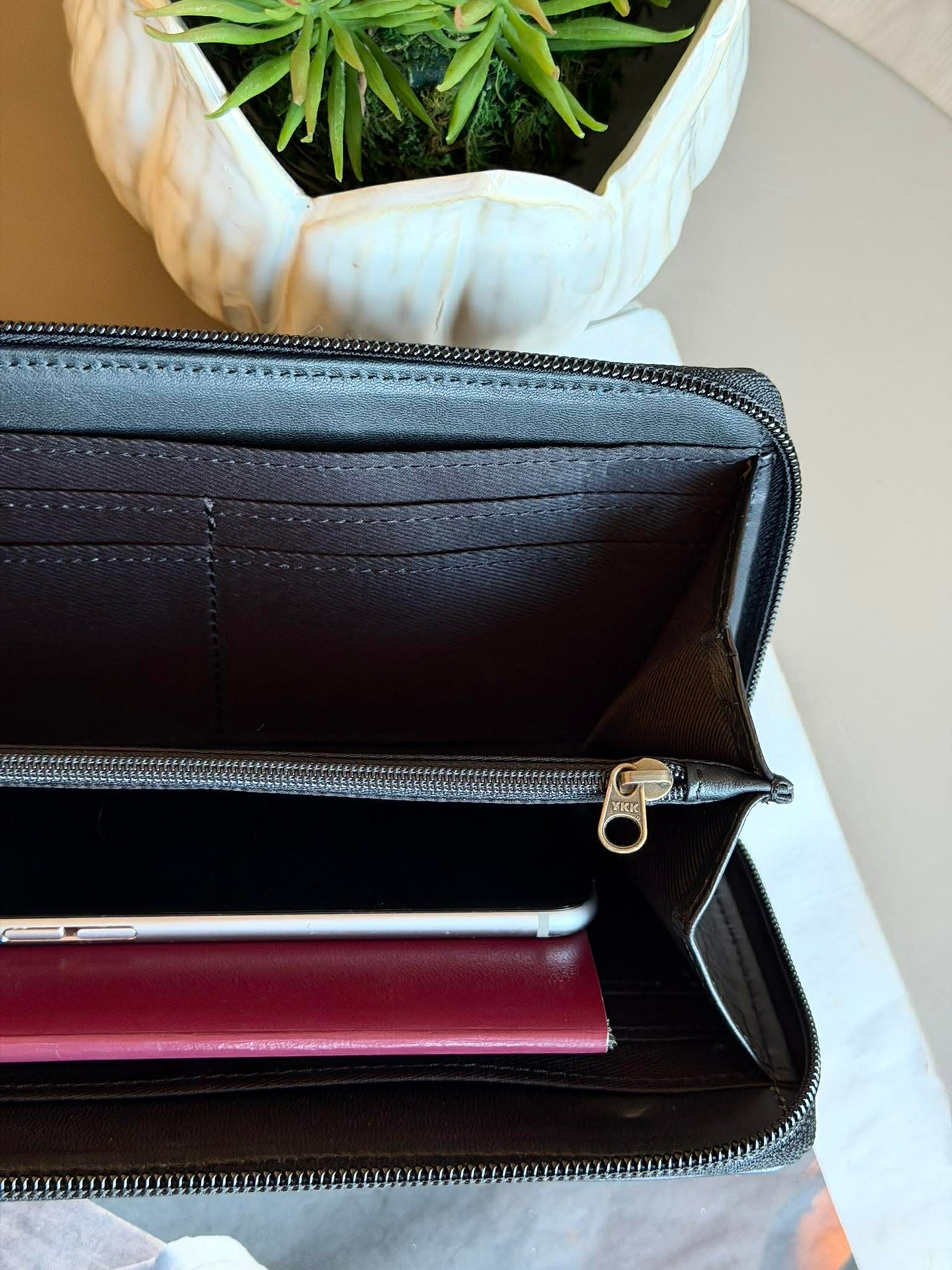 Clutch med nitar - LIMA Small svart