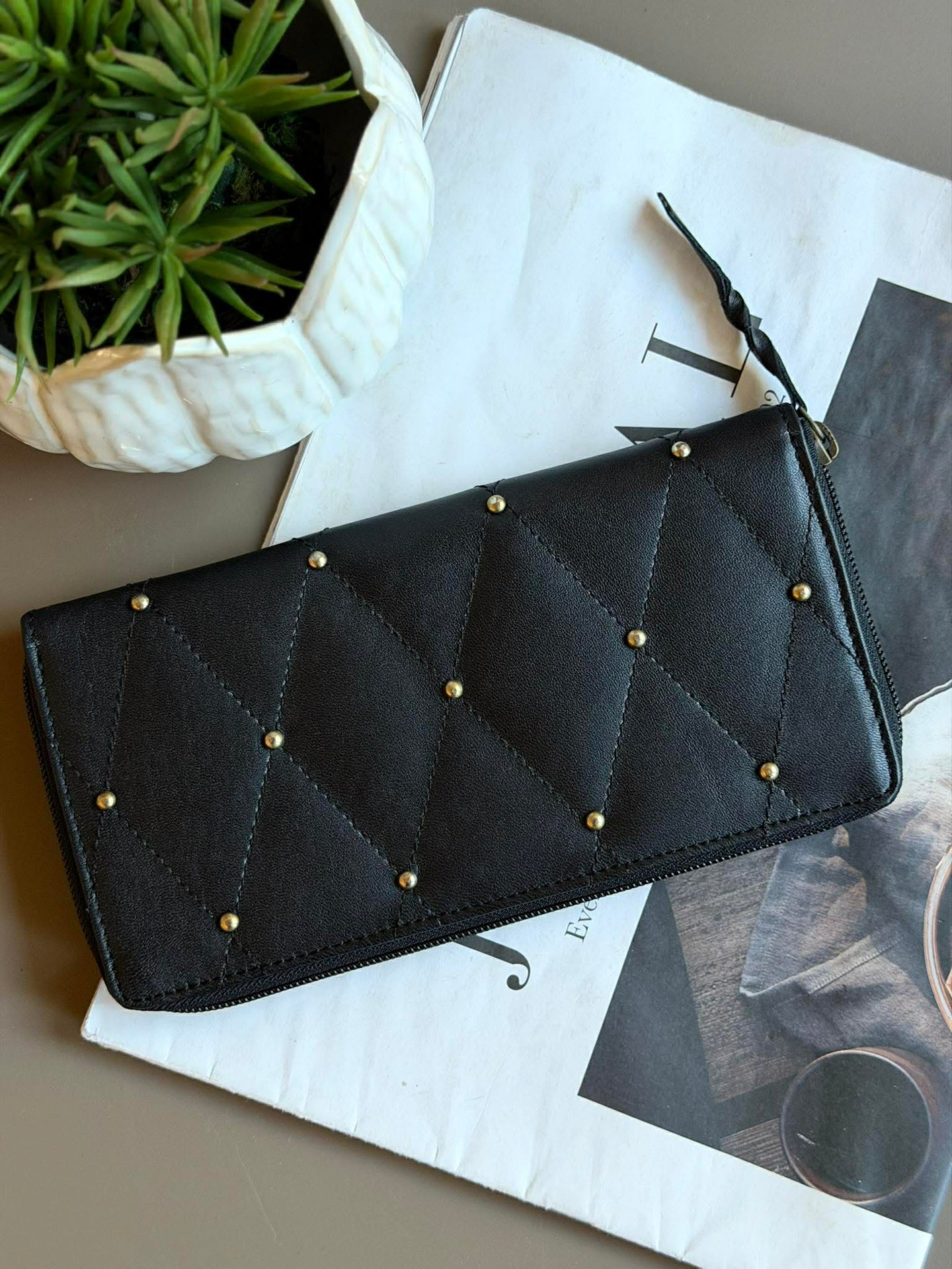 Clutch med nitar - LIMA Small svart