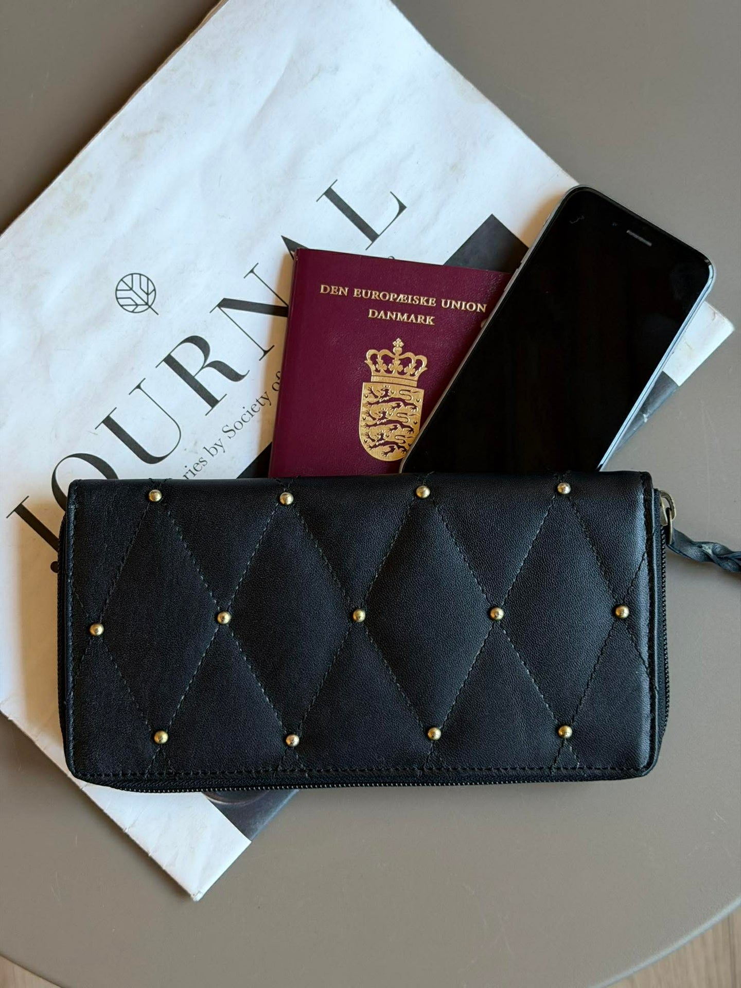 Clutch med nitar - LIMA Small svart