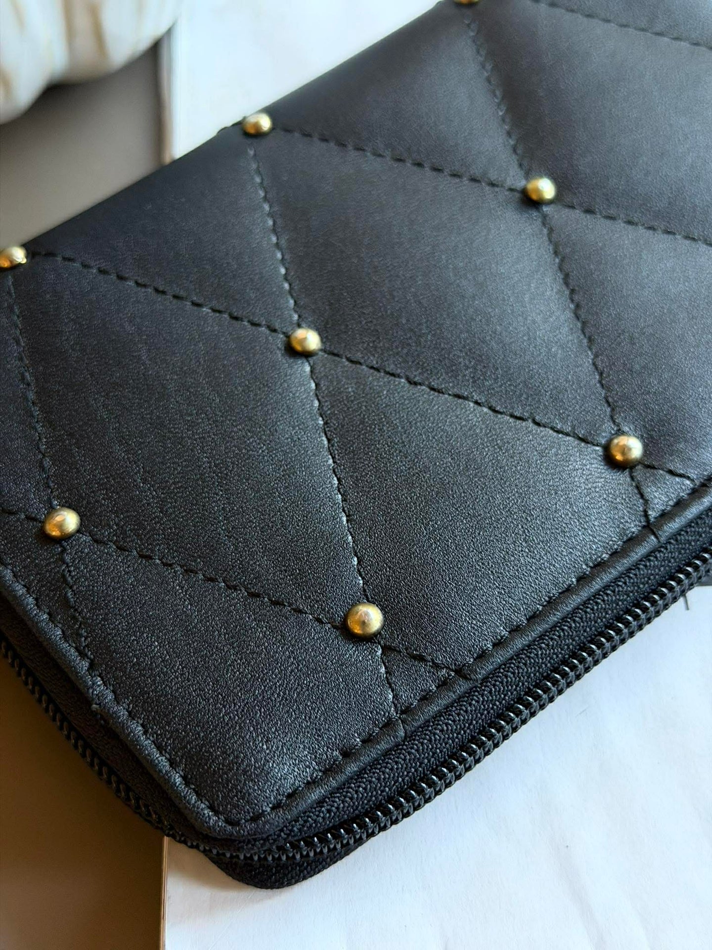 Clutch med nitar - LIMA Small svart
