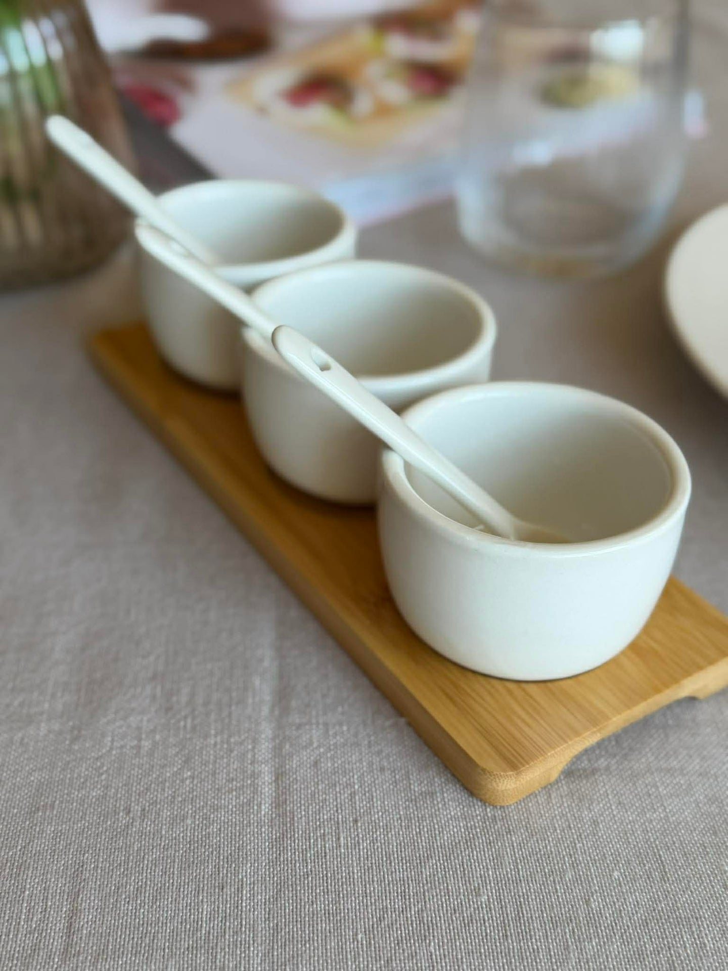 Tapas - 3 skålar med sked på fat