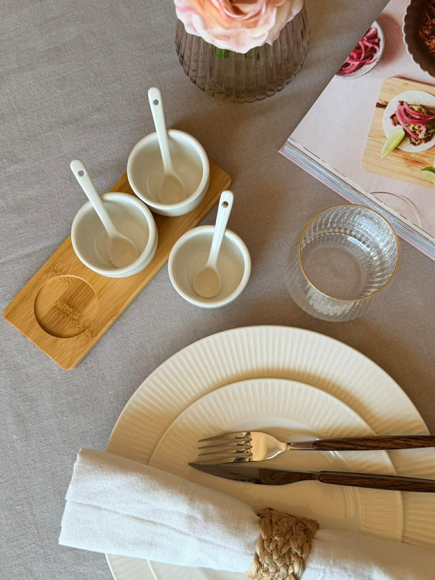 Tapas - 3 skålar med sked på fat