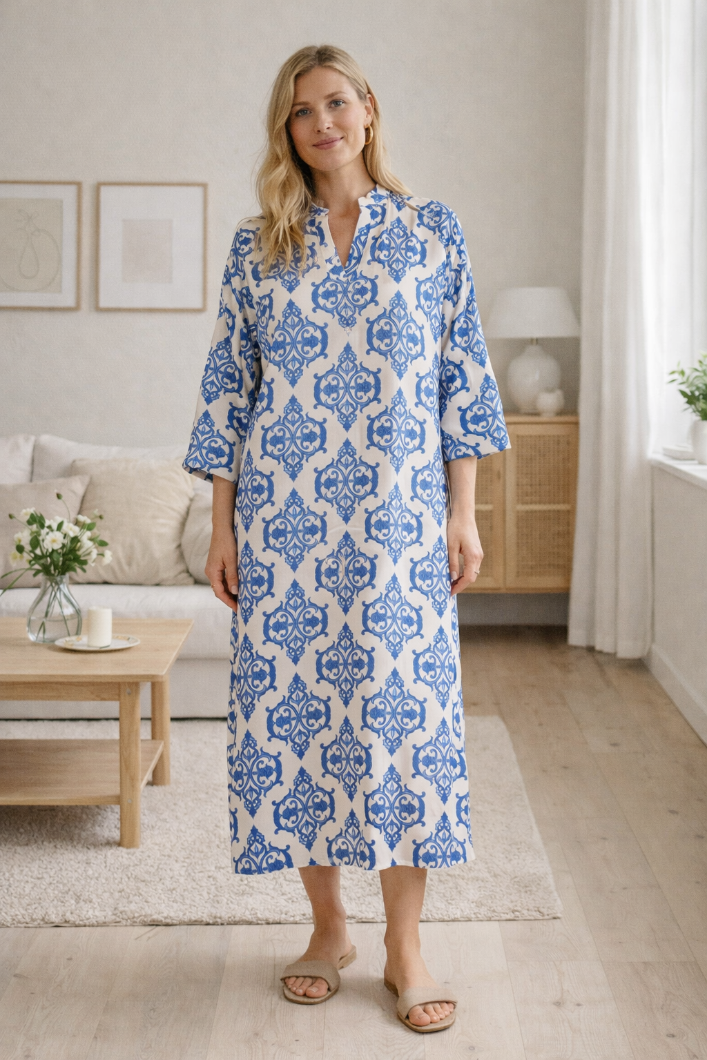 ZENTHA satinklänning - Off White Blå