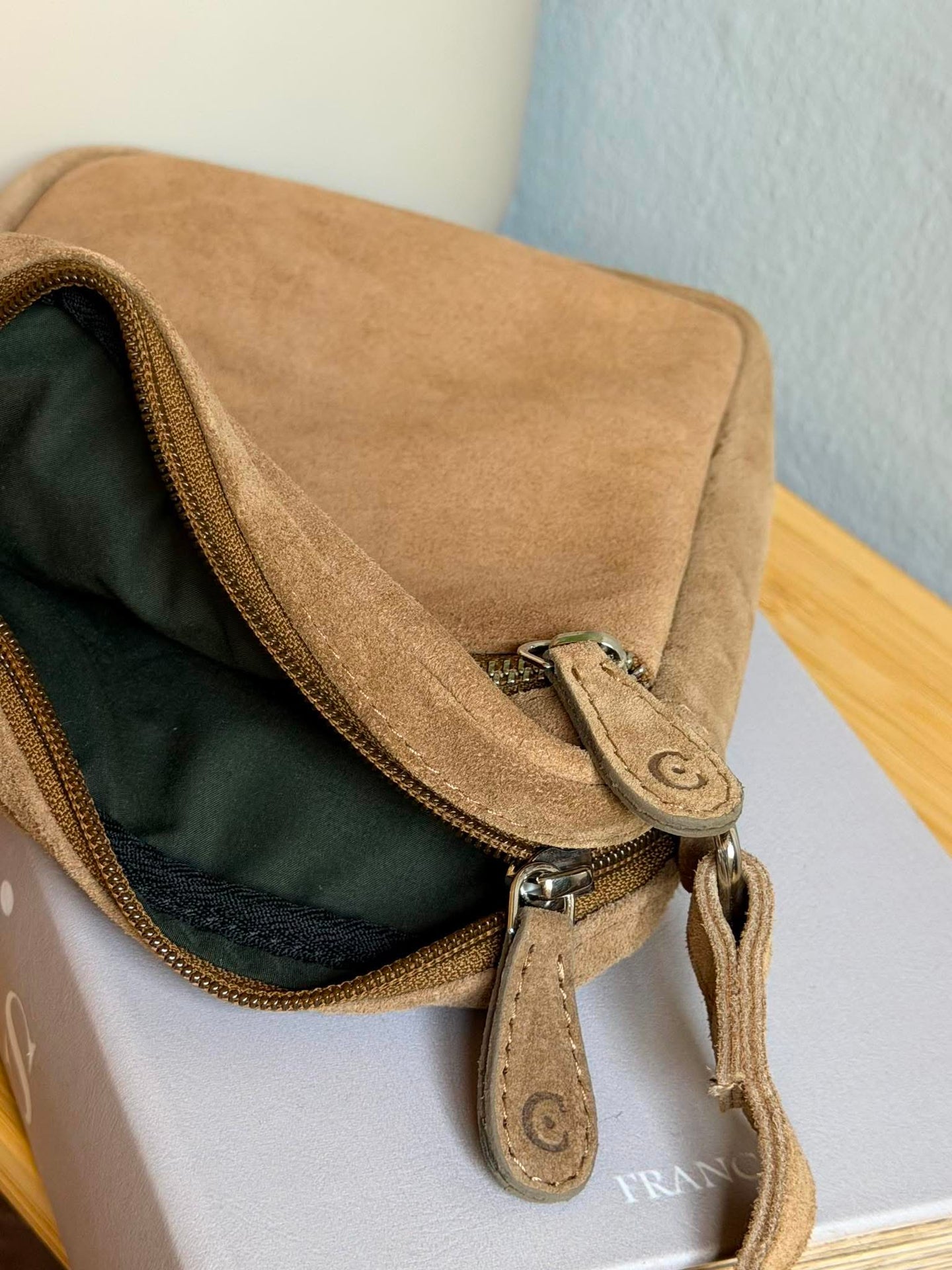 Mobilväska Daily – Suede beige