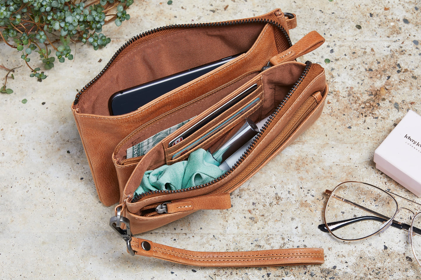 Clutch ASTA m. lång rem & handledsrem, Cognac