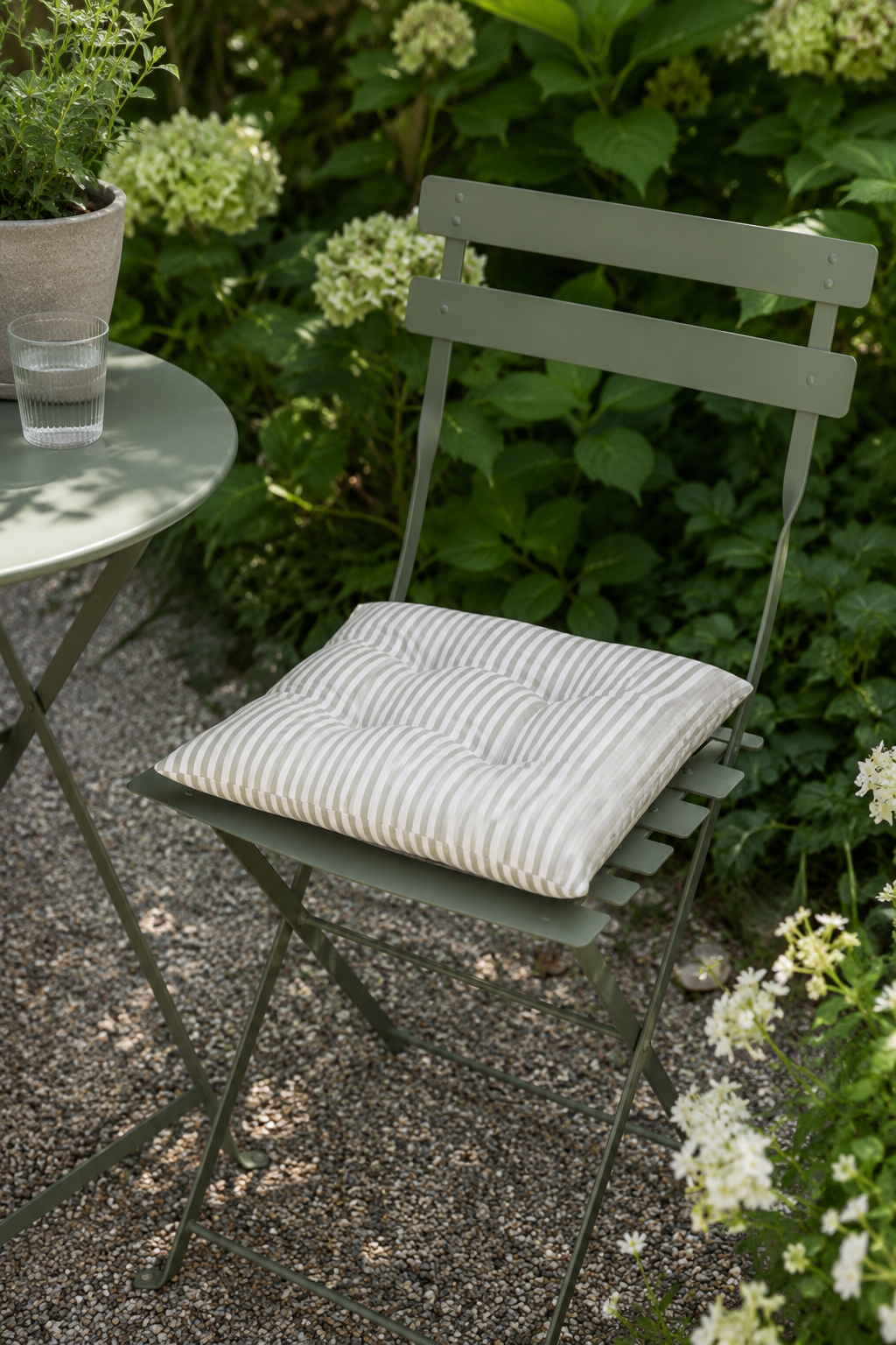 Trädgårdskudde futon – Randig salviagrön 40×40