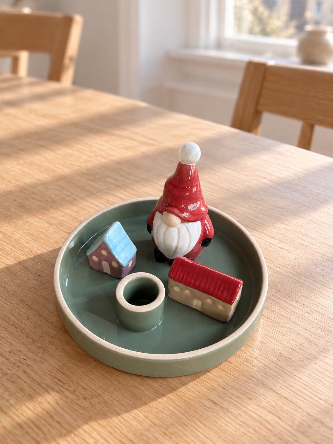 Ljusstake Tomte med hus – Stengods