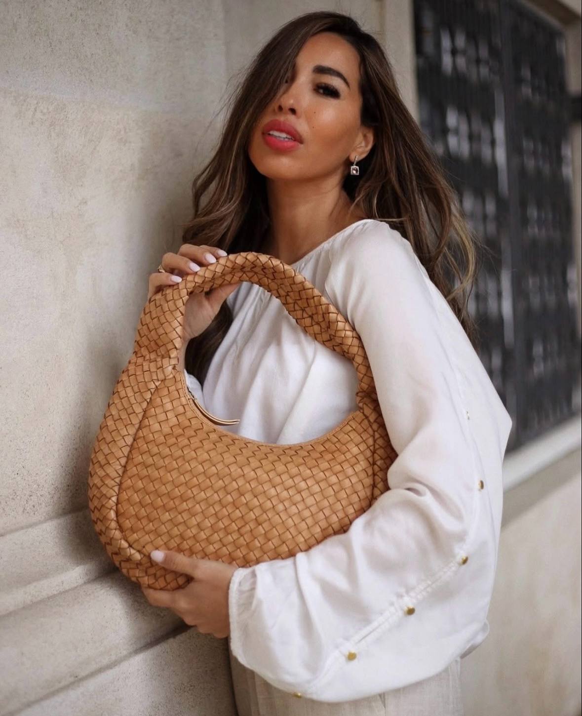 Elegant handflätad axelväska - Sand